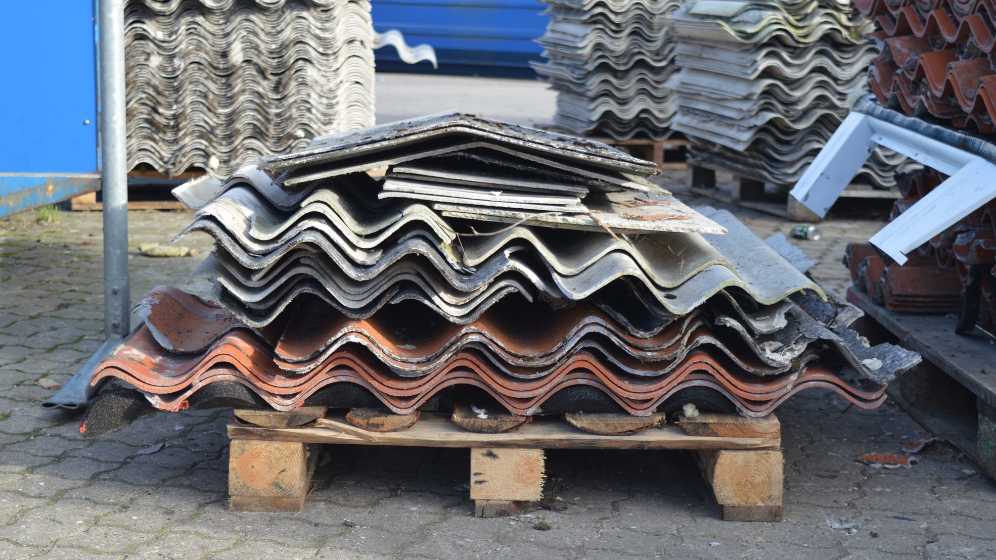 Asbestaffald på en palle.