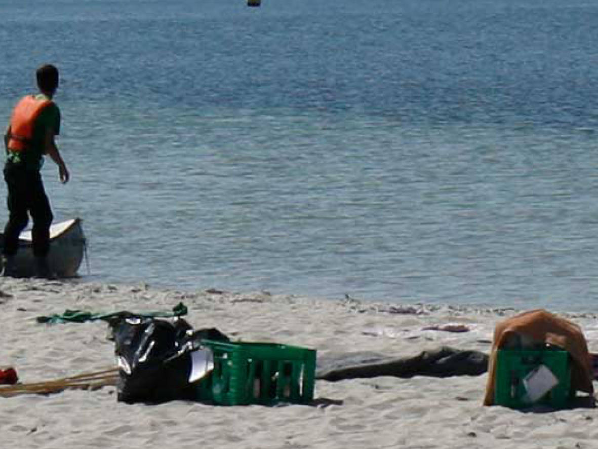 Kanoer ved Fladstranden i Høll