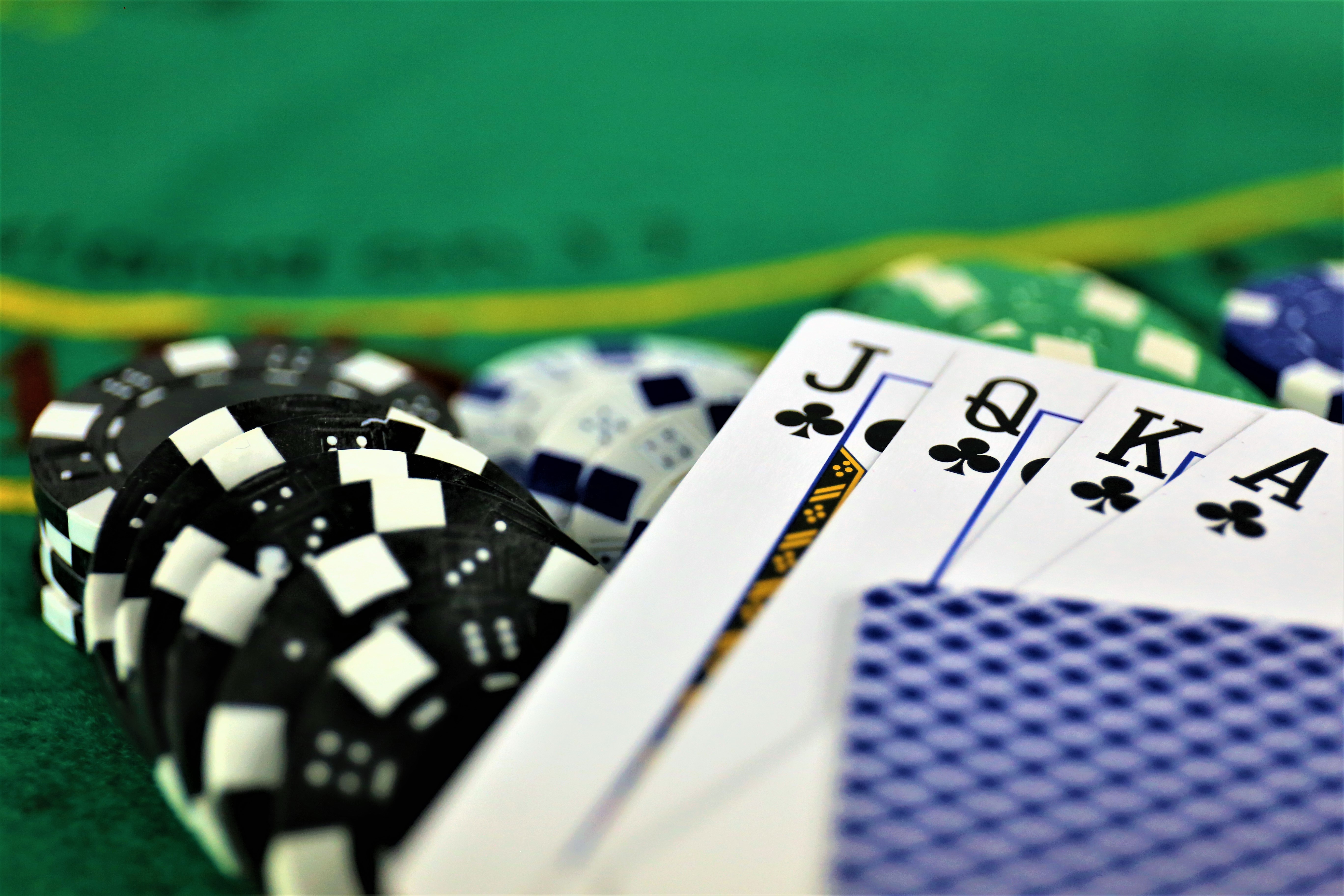 Foto af jetoner og spillekort