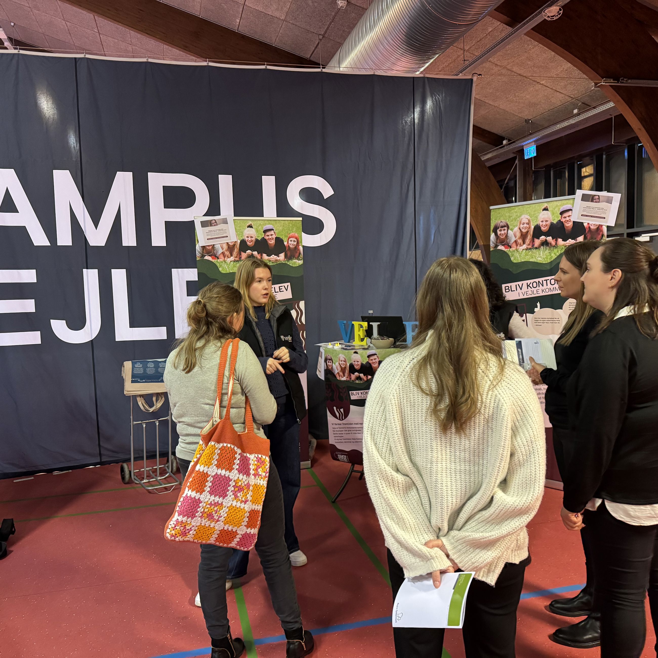 Fra jobdatingarrangement i hallen på Campus Vejle 2025, hvor elev Signe og uddannelseskoordinator Charlotte Samson deltager