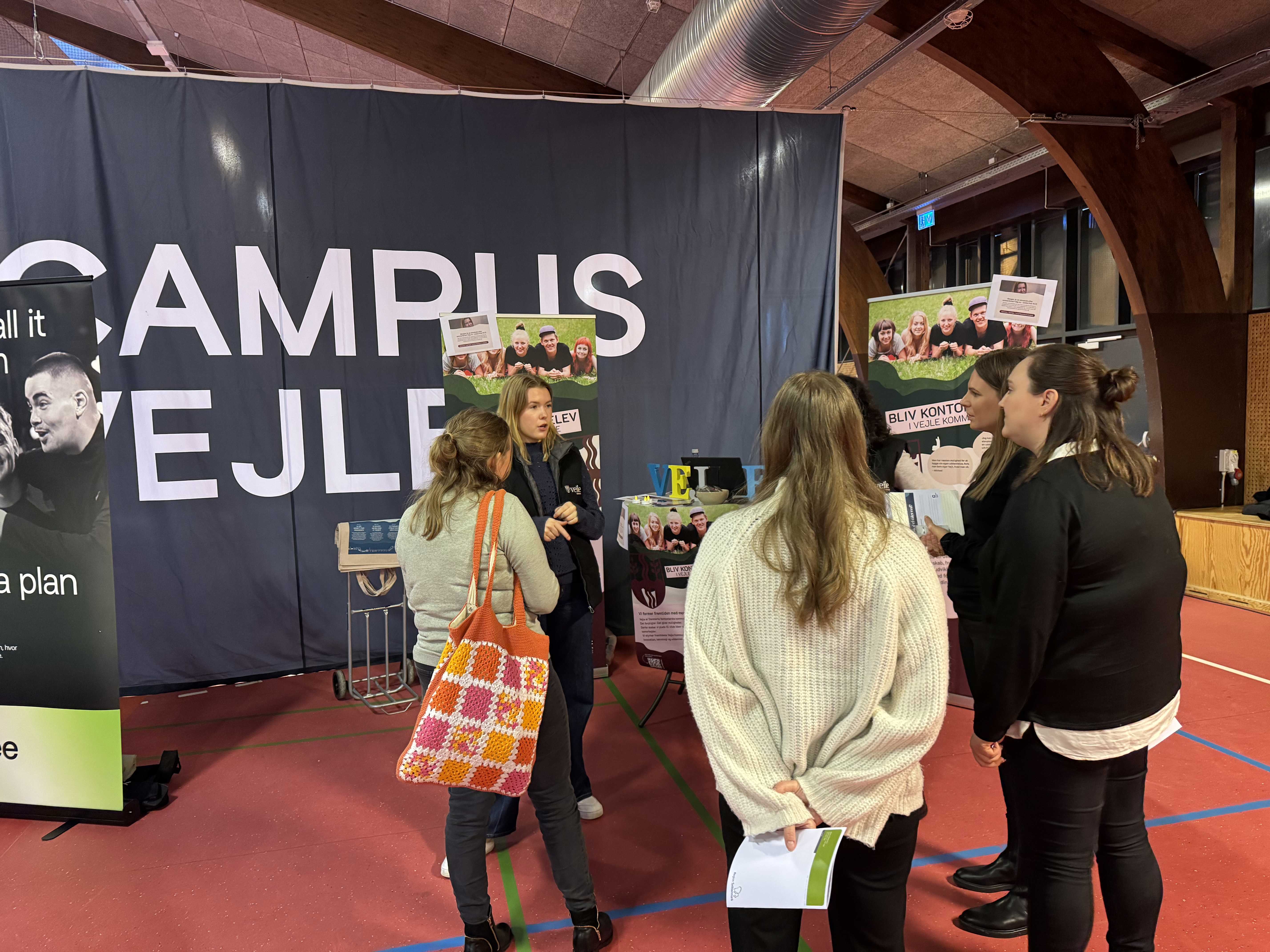 Fra jobdatingarrangement i hallen på Campus Vejle 2025, hvor elev Signe og uddannelseskoordinator Charlotte Samson deltager