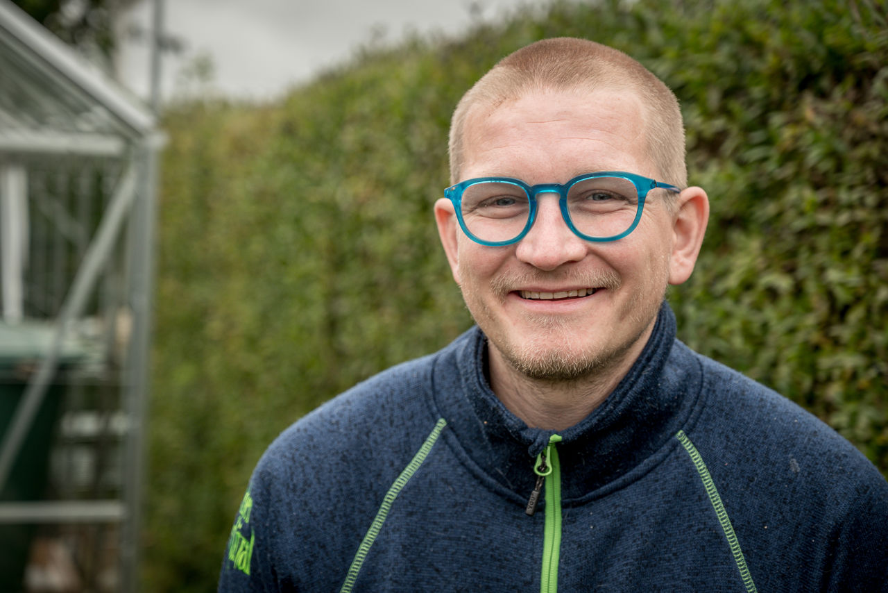 Portrætfoto af Rasmus i haven.