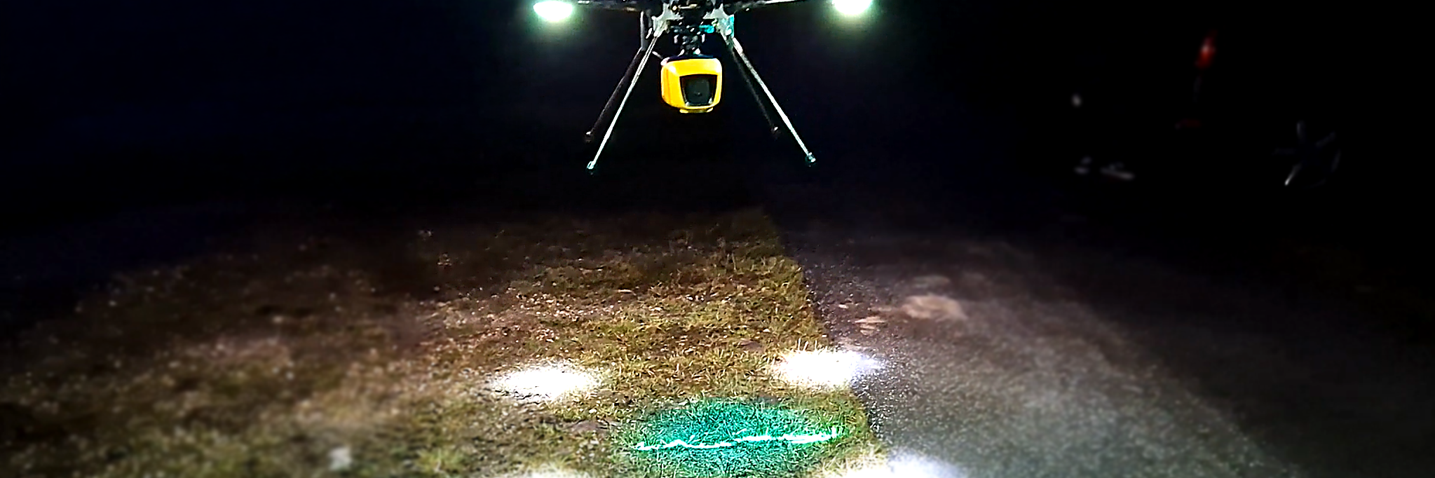 Der er tale om en større drone med et kraftigt, grønt laserlys. Dronen flyver ikke over bebyggelse og holder afstand efter gældende love og regler.