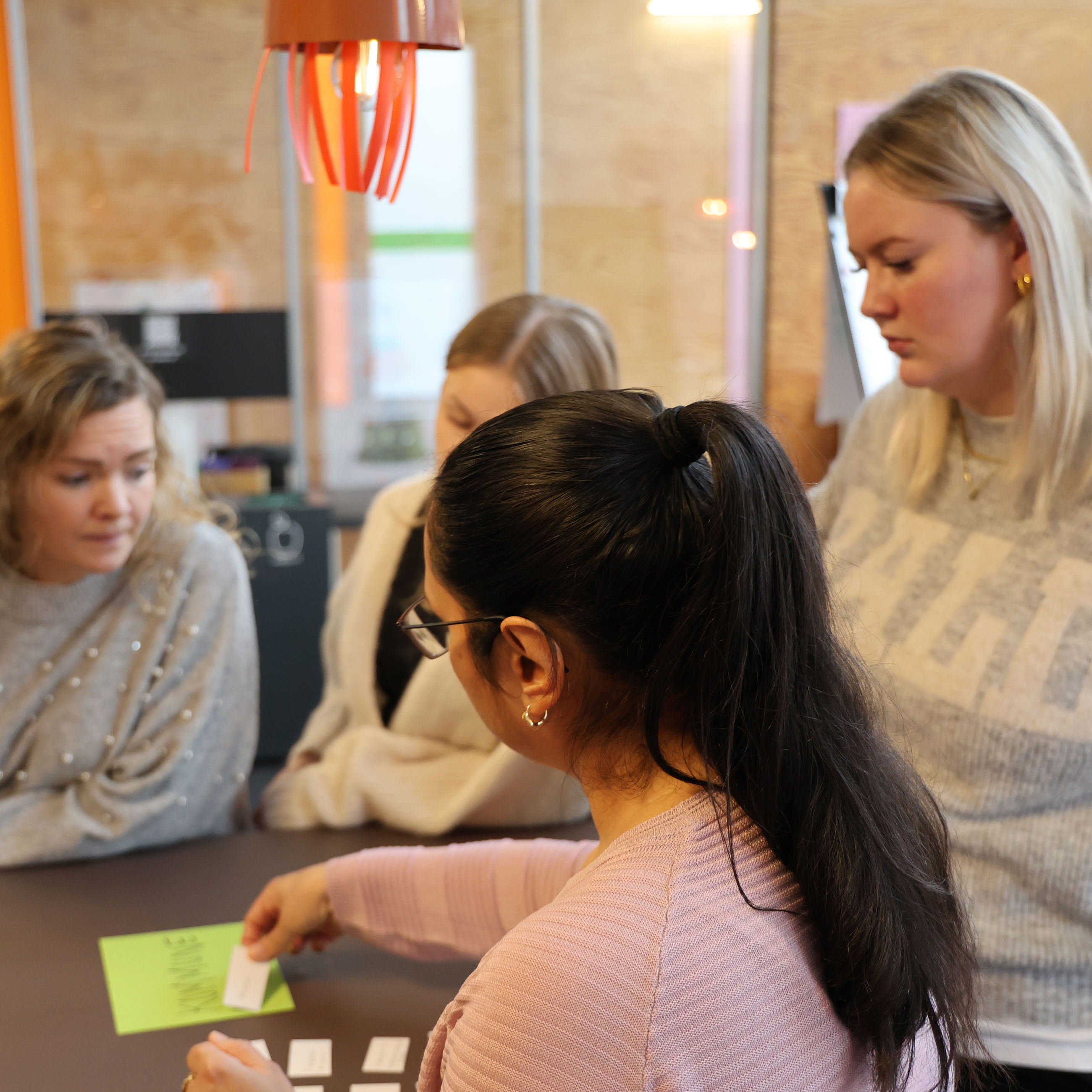 Eleverne arbejder med opgavefordeling stat, region og kommuner ved Introduktionsforløbet 2025