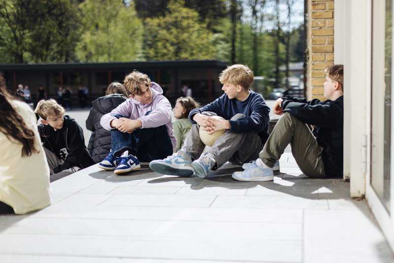 Drenge i skolegård med fodbold