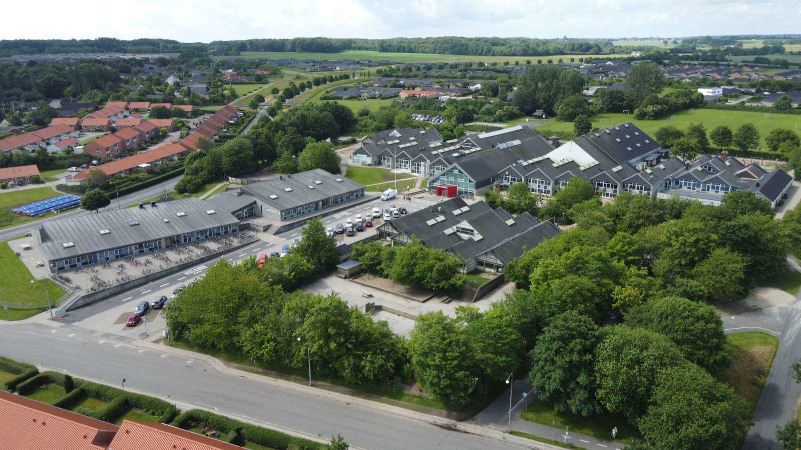 Dronefoto af Englystskolen 2024