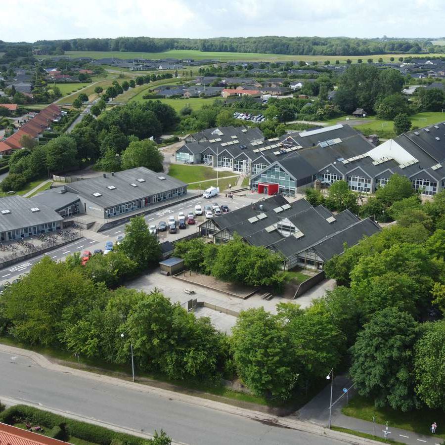 Dronefoto af Englystskolen 2024