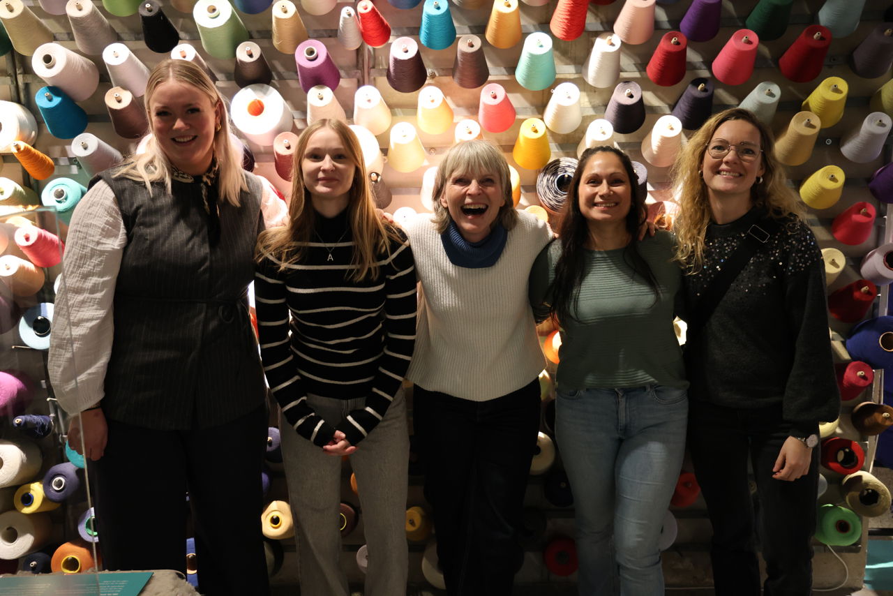 Fællesbillede elever og uddannelseskoordinator Charlotte Samson elevintroduktion 2025