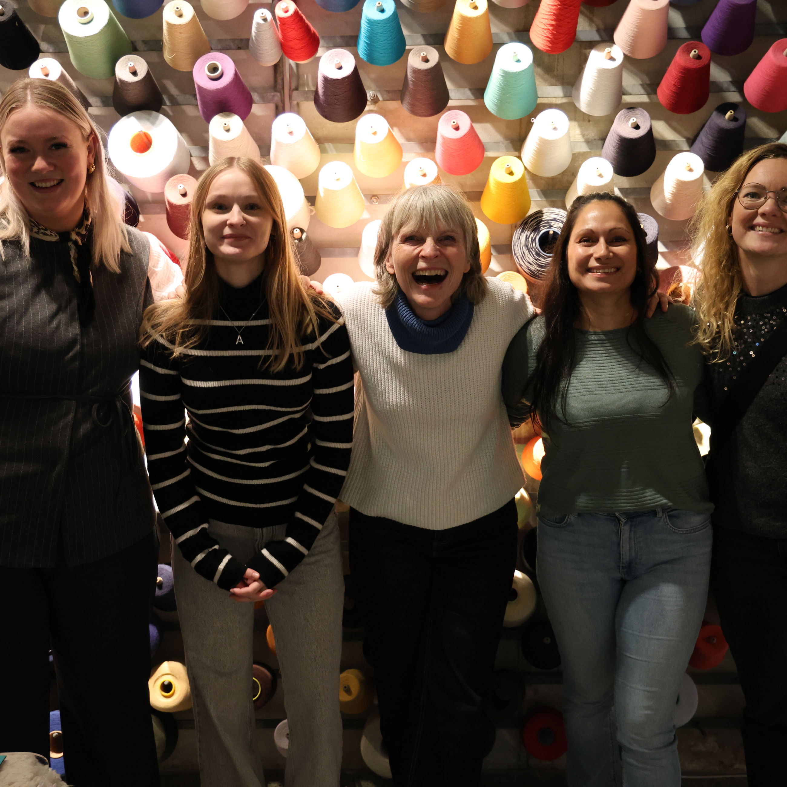 Fællesbillede elever og uddannelseskoordinator Charlotte Samson elevintroduktion 2025