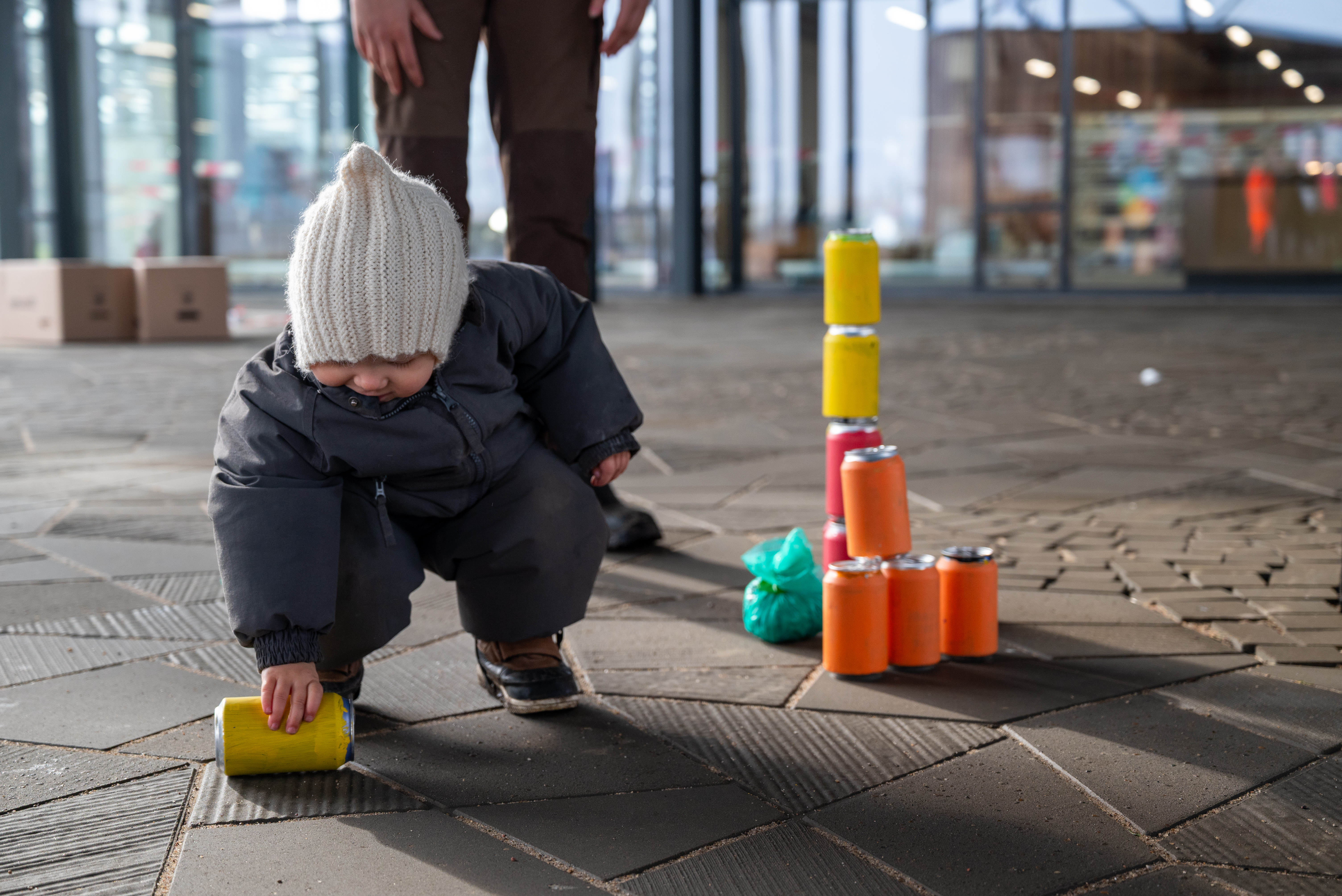 Lille barn leger med dåsekast på Torvet ved RessourceCenter Vejle i forbindelsen med fejringen af RCV's 2-års fødselsdag-