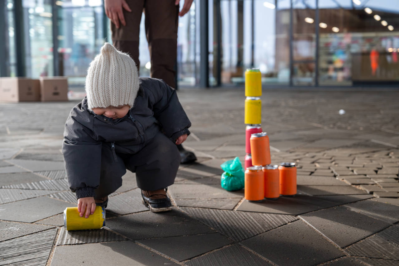 Lille barn leger med dåsekast på Torvet ved RessourceCenter Vejle i forbindelsen med fejringen af RCV's 2-års fødselsdag-