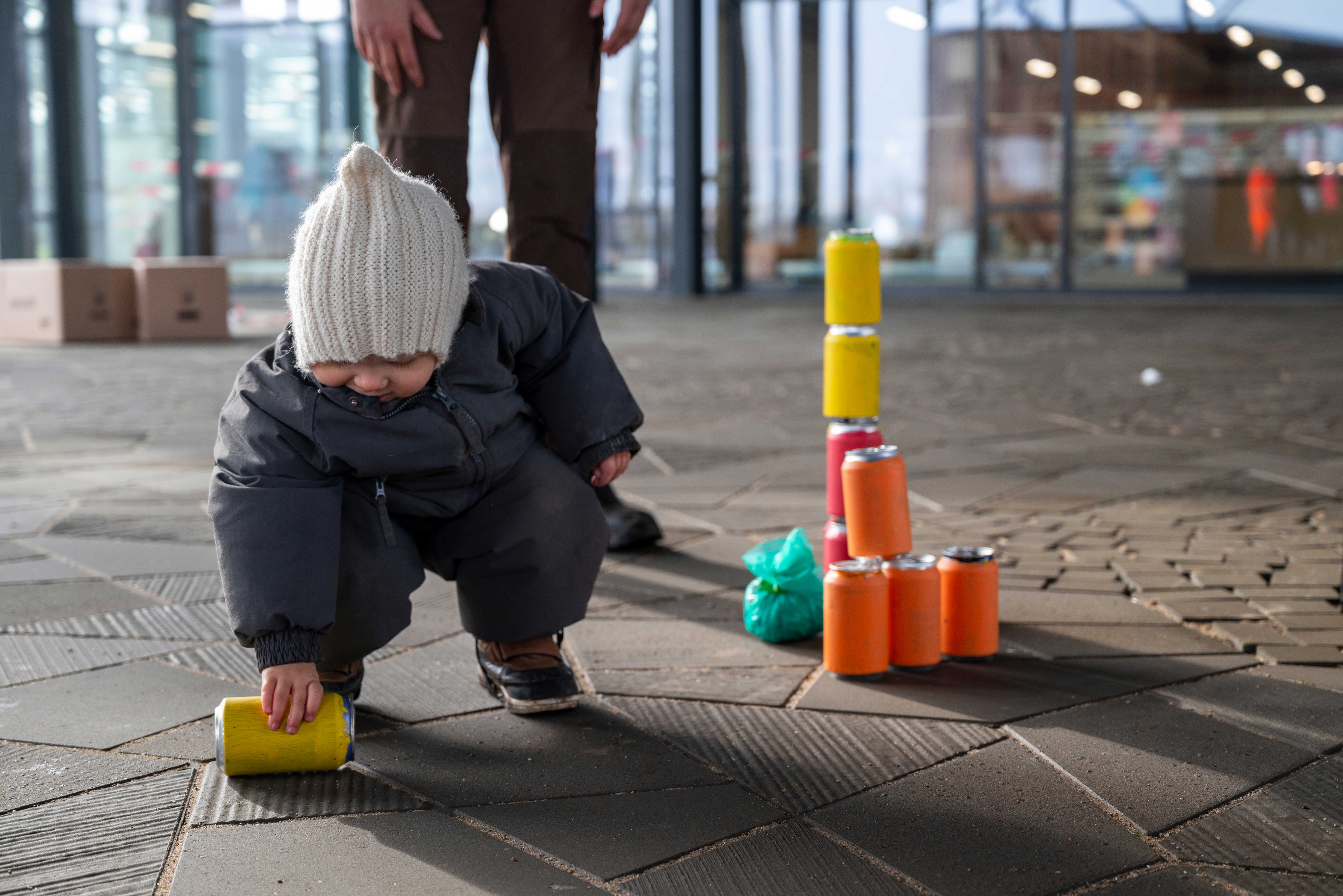 Lille barn leger med dåsekast på Torvet ved RessourceCenter Vejle i forbindelsen med fejringen af RCV's 2-års fødselsdag-