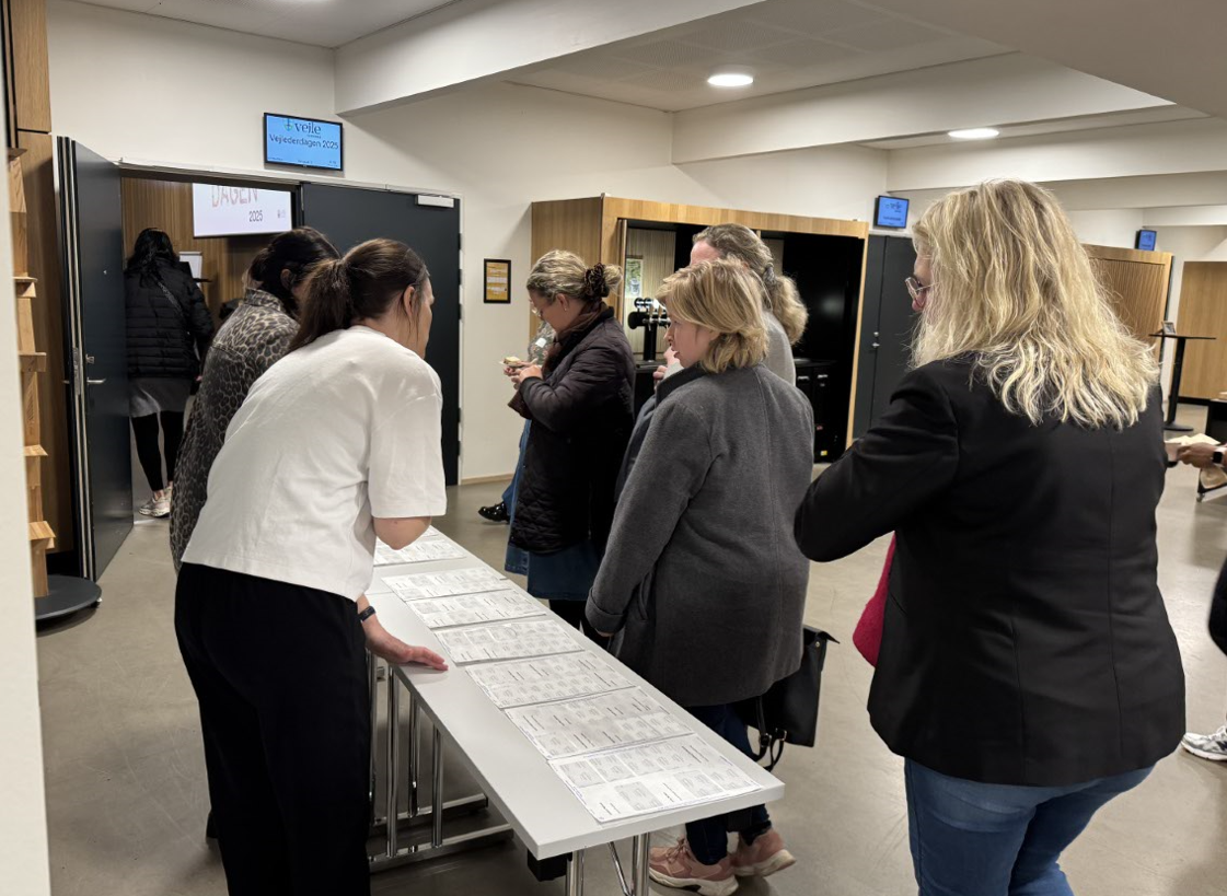 Eksempel på en opgave i elevtiden - Katrine uddeler navneskilte til en konference