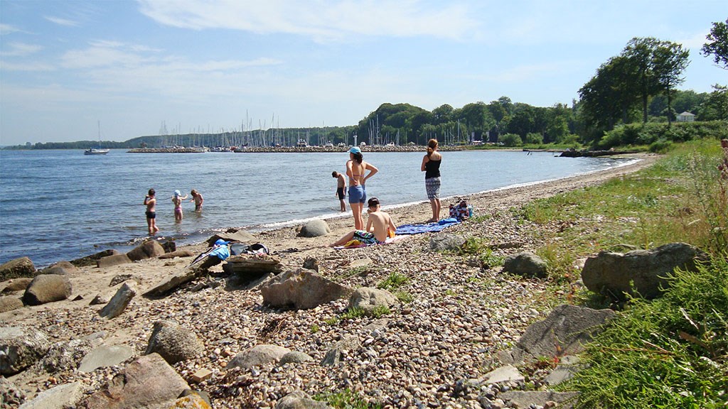 Brejning strand med mennesker og solen der skinner