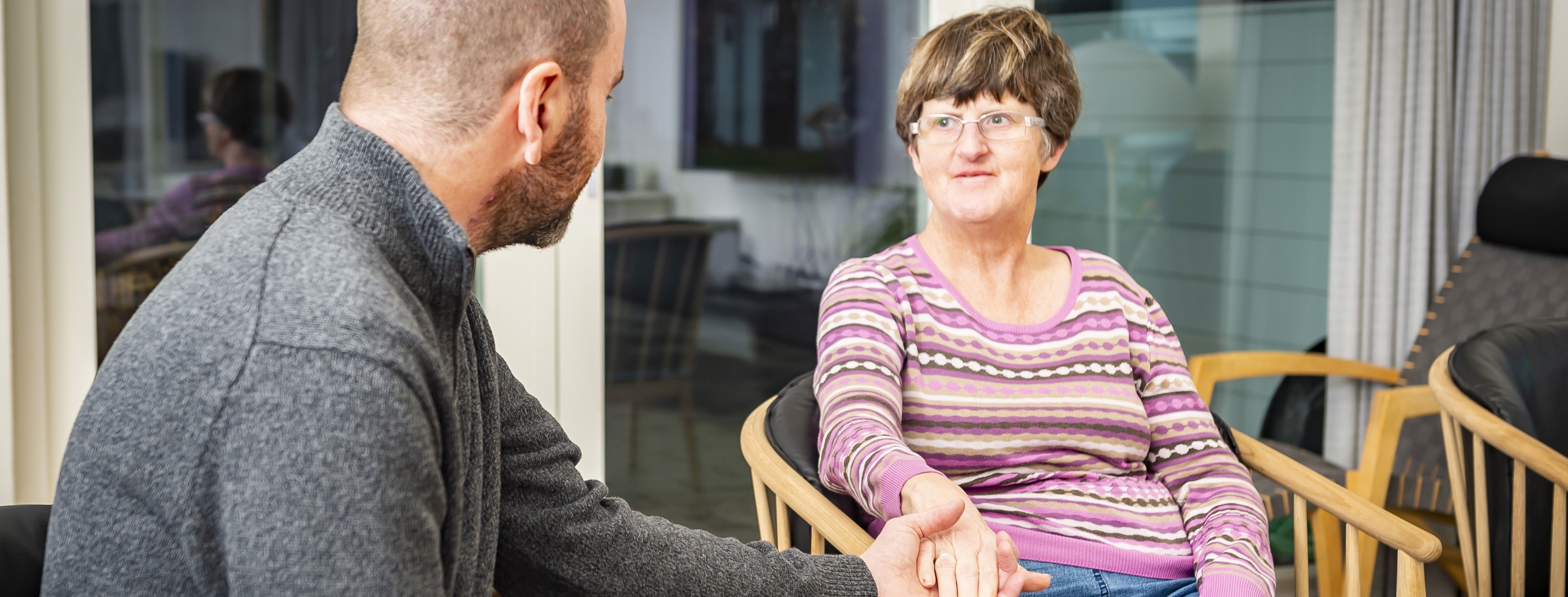 Pædagog og borger i aktivitetstilbud