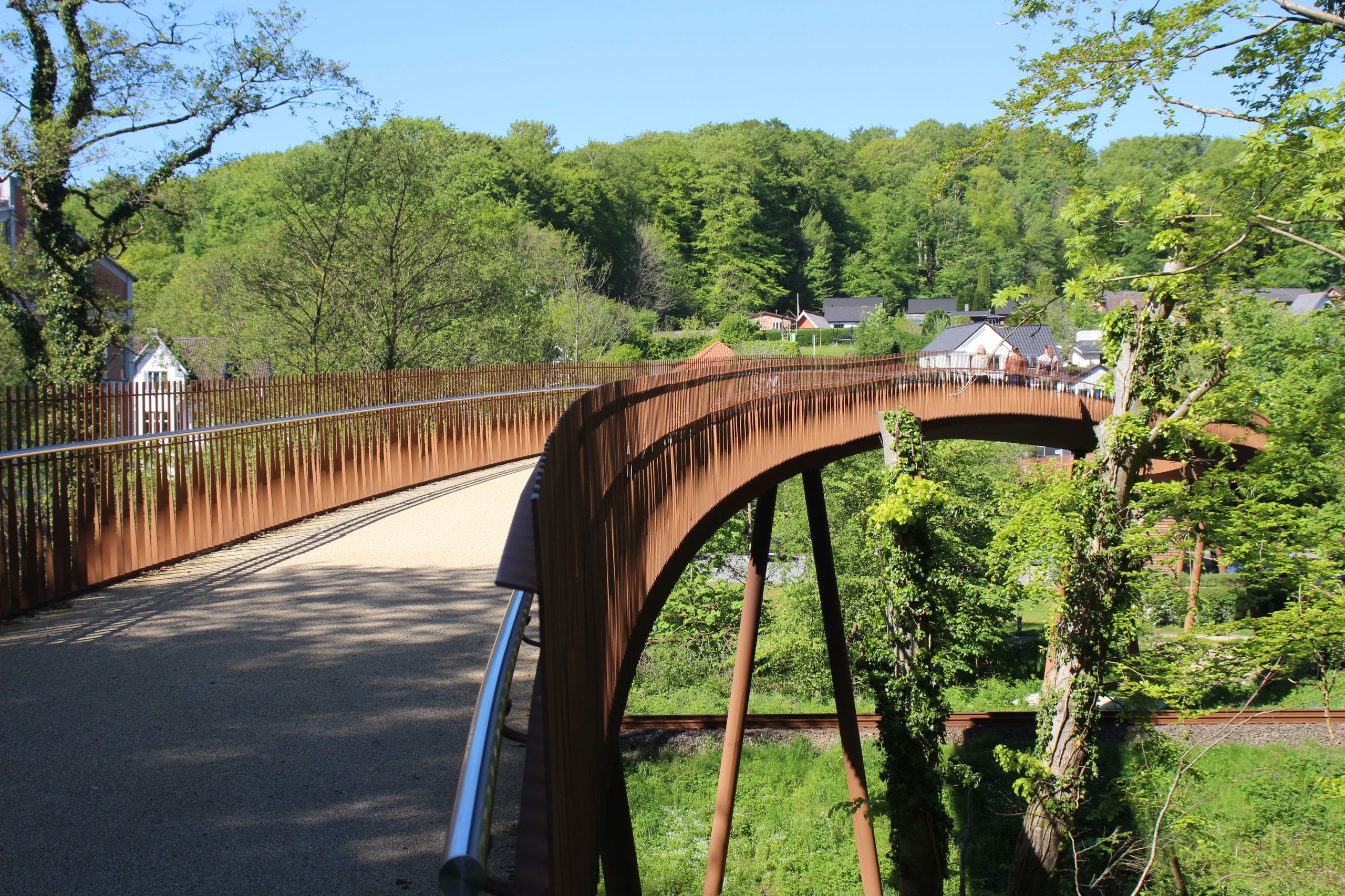 Billede af gangbroen i Grejsdalen på en sommerdag