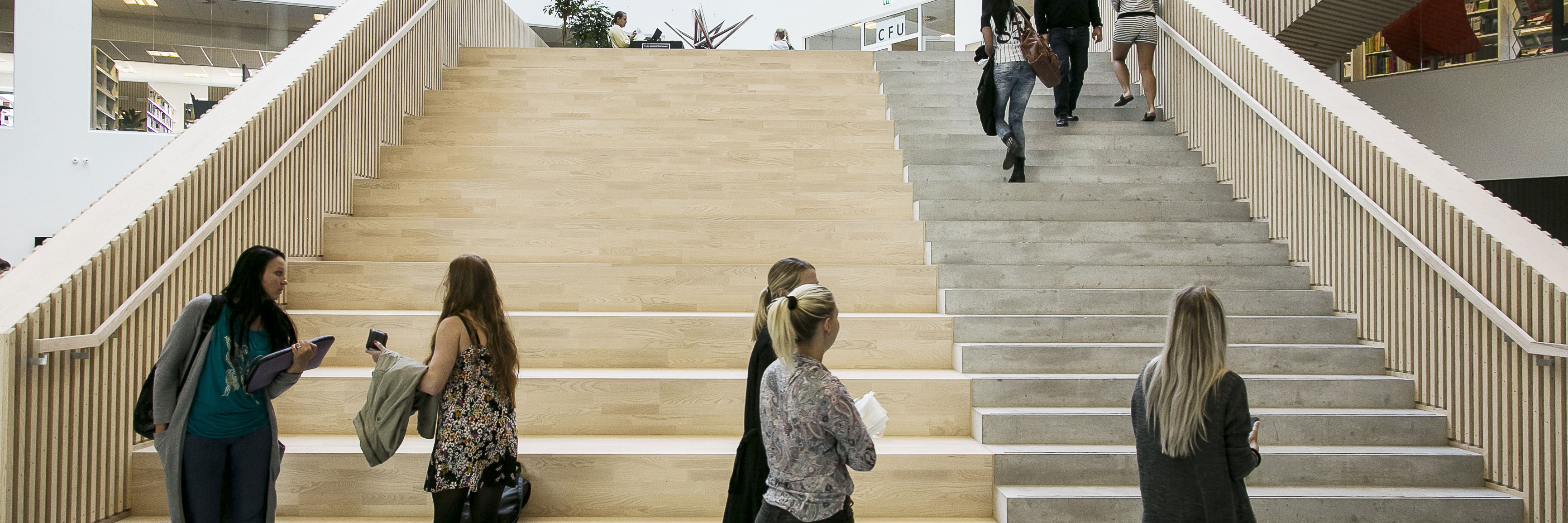 Foto af trappe i Sundhedshuset med unge studerende foran trappen