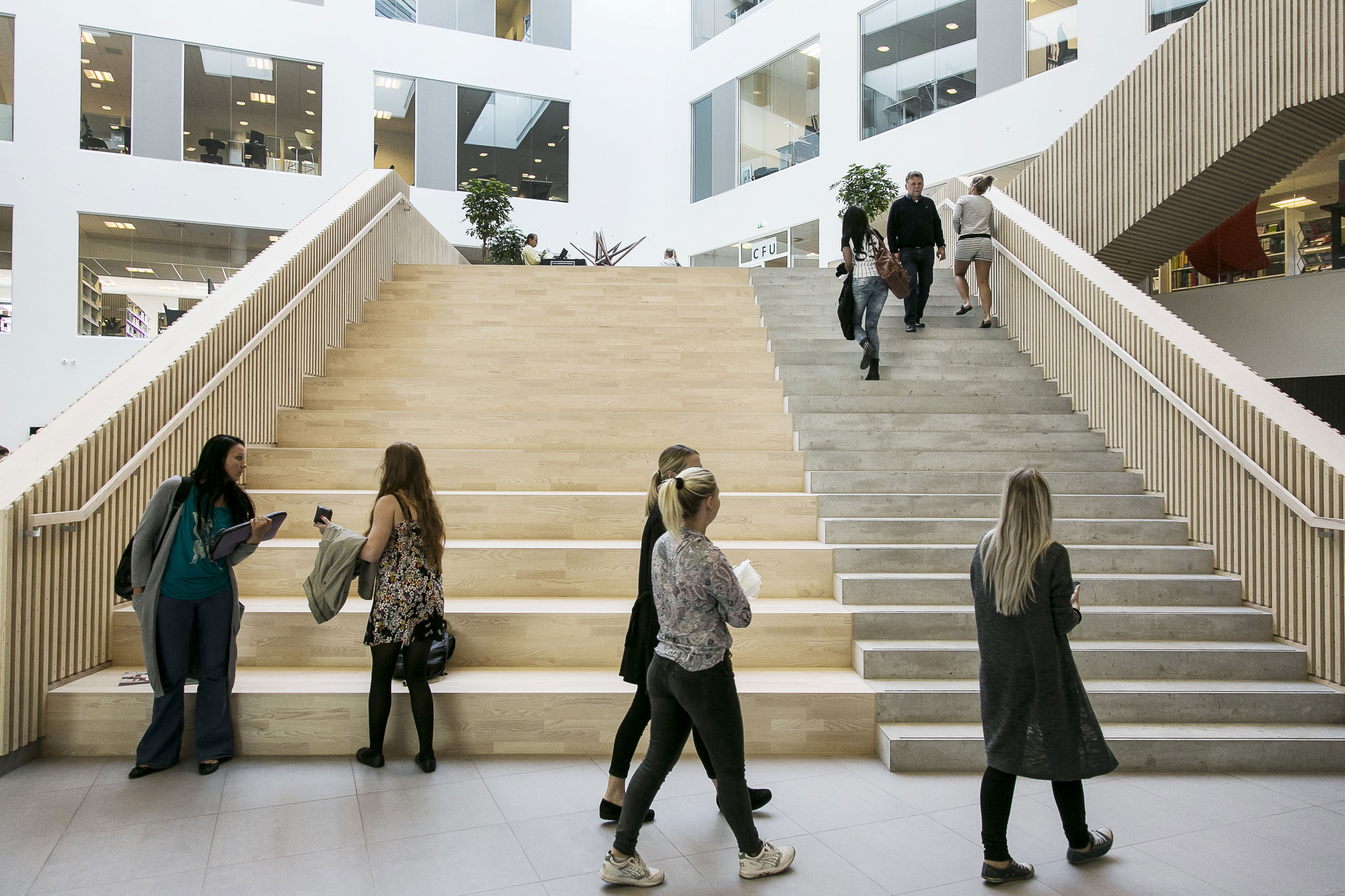 Foto af trappe i Sundhedshuset med unge studerende foran trappen