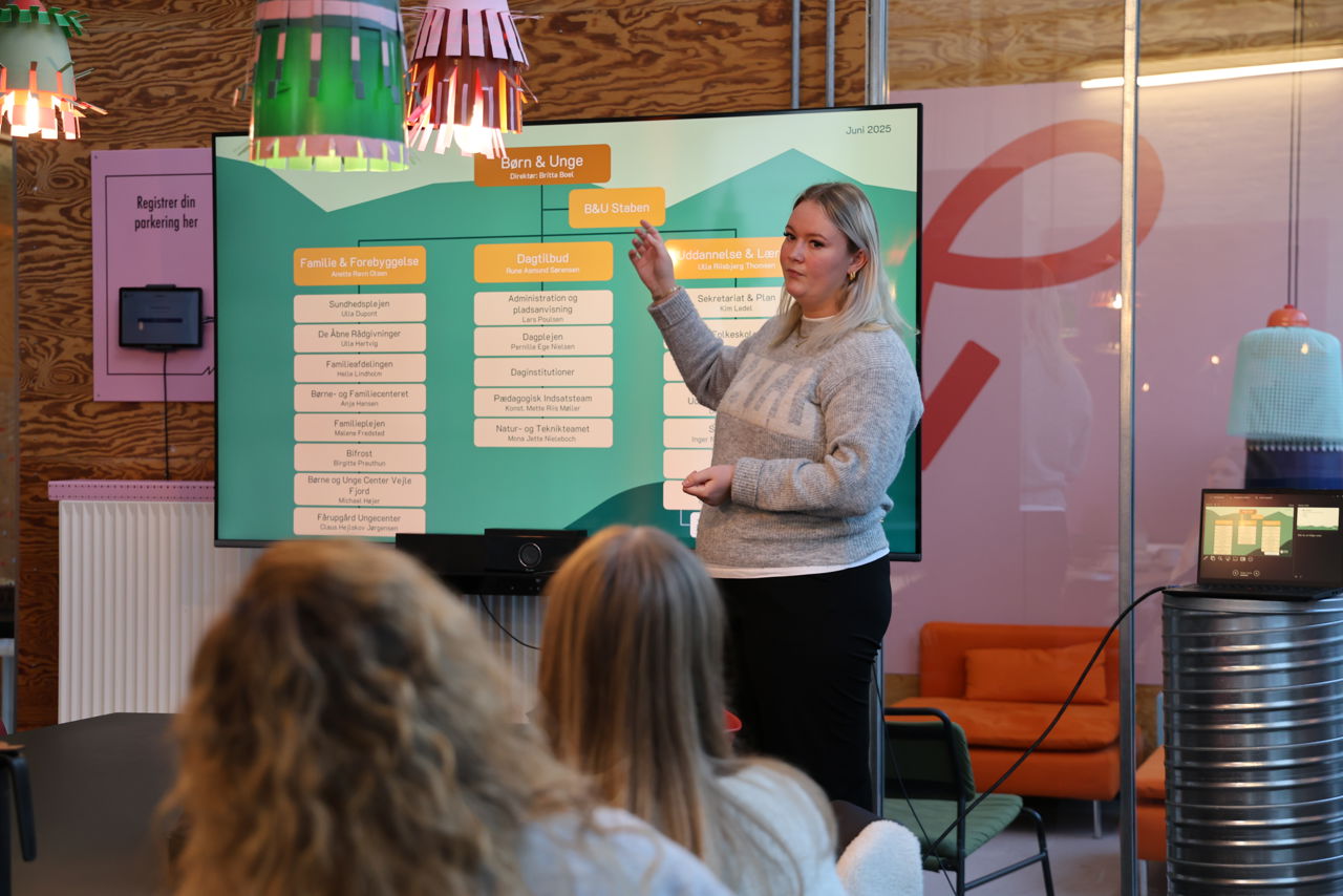 Frida holder oplæg og præsenterer sin organisation og egne opgaver ved elevintroduktionen 2025