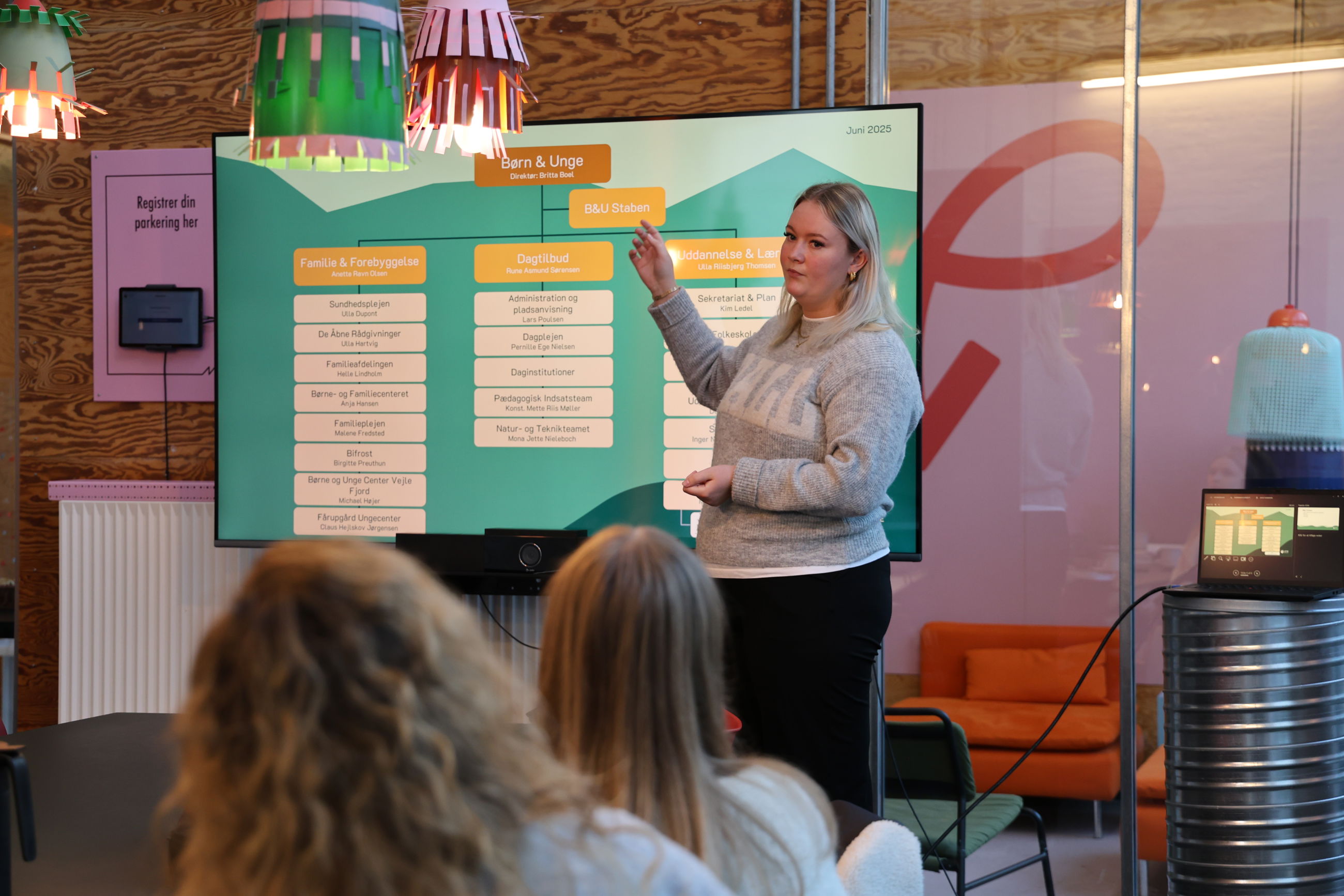 Frida holder oplæg og præsenterer sin organisation og egne opgaver ved elevintroduktionen 2025