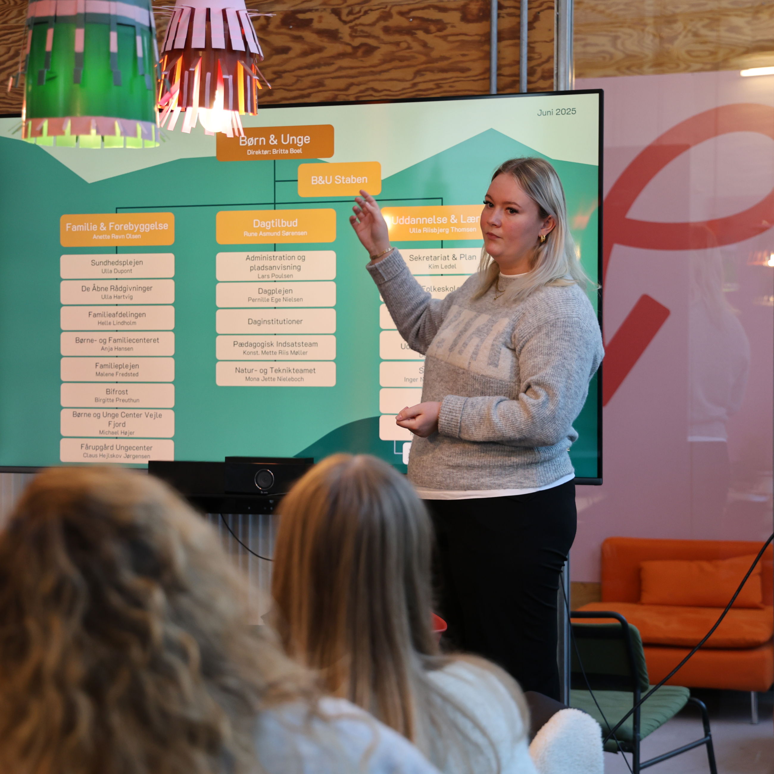 Frida holder oplæg og præsenterer sin organisation og egne opgaver ved elevintroduktionen 2025