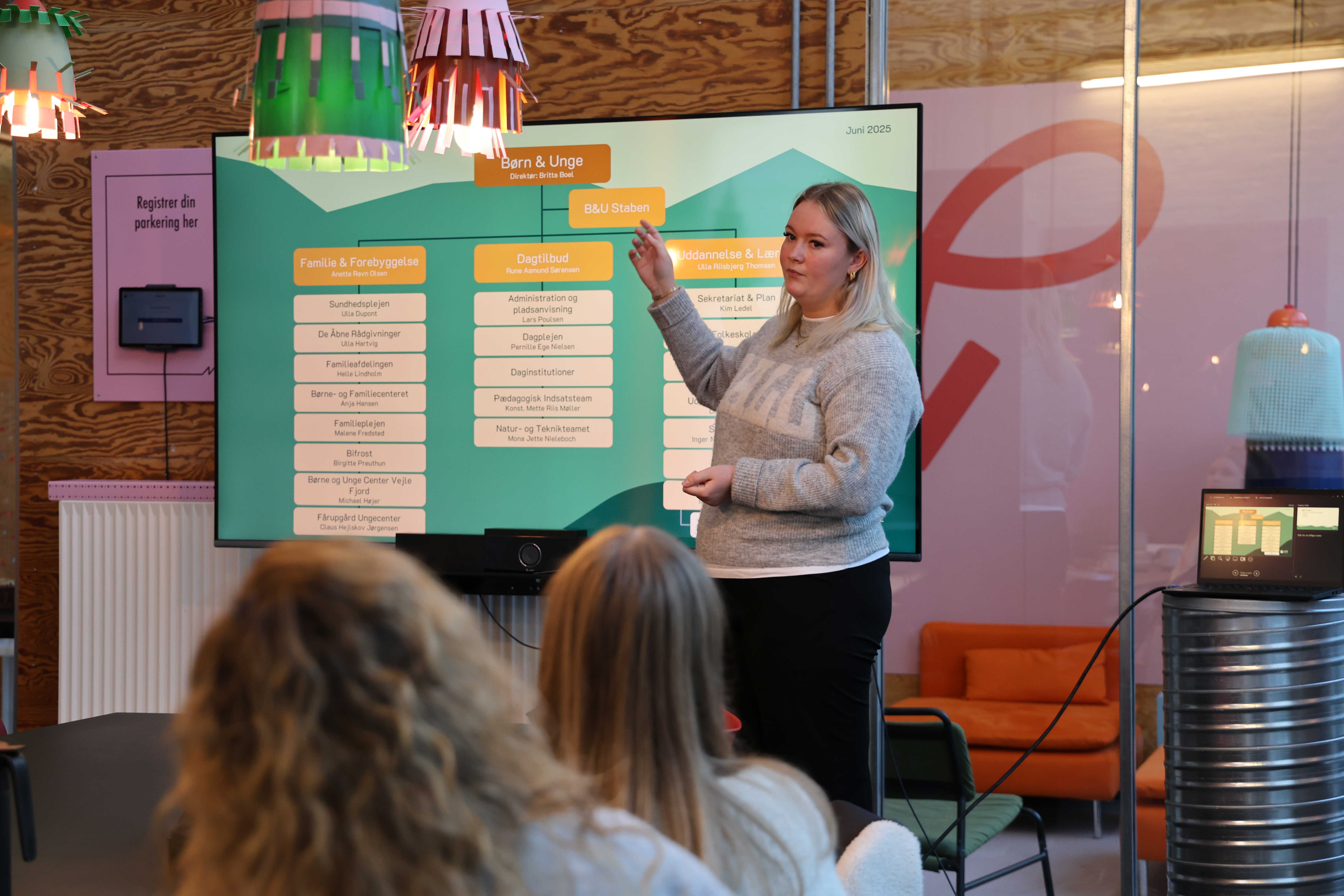 Frida holder oplæg og præsenterer sin organisation og egne opgaver ved elevintroduktionen 2025