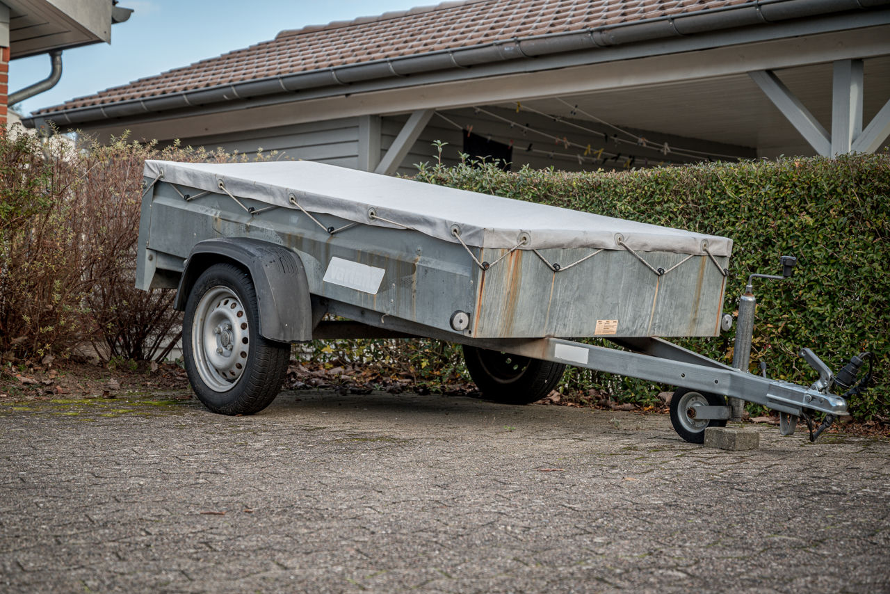 Anhænger på parkeringsplads.