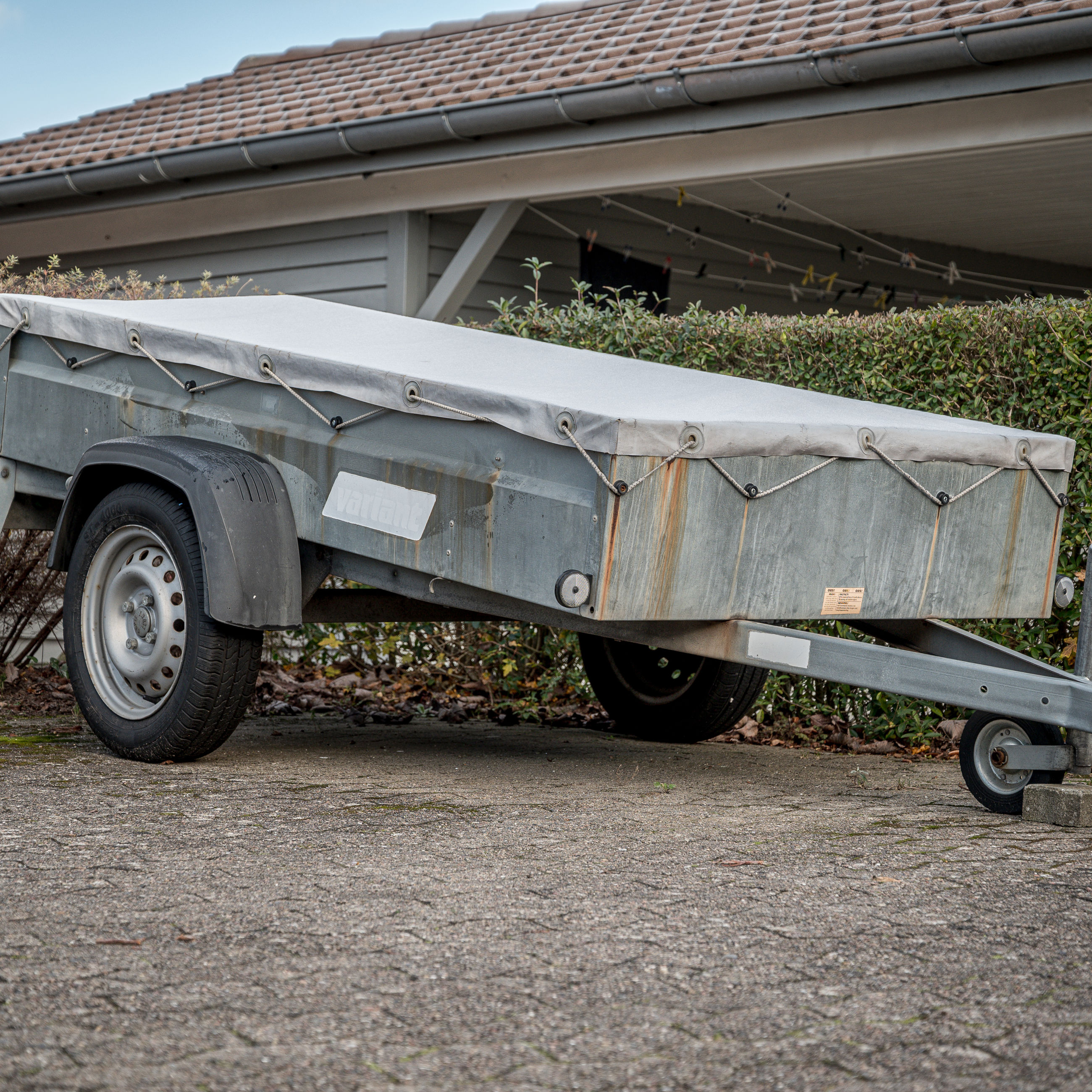 Anhænger på parkeringsplads.