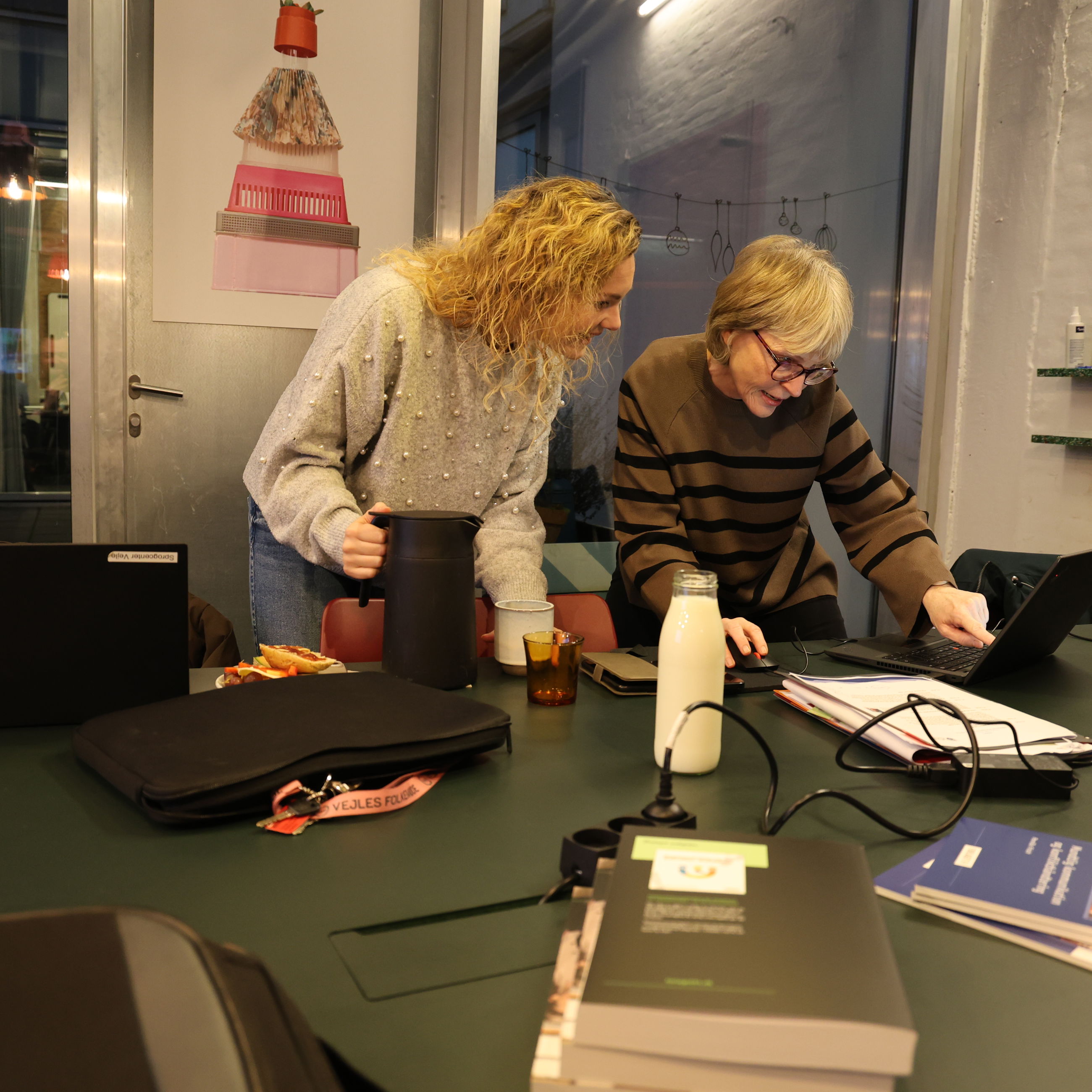 Kontorelev Ditte og uddannelseskoordinator Charlotte Samson på Stadsarkivet