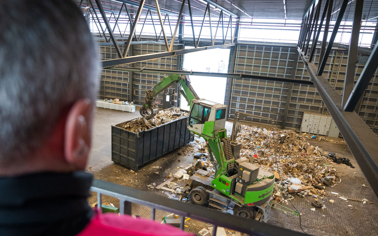 Udsigt fra en af platformene på Læringsbroen, hvor man kan se ned i en af produktionshallerne på RCV.