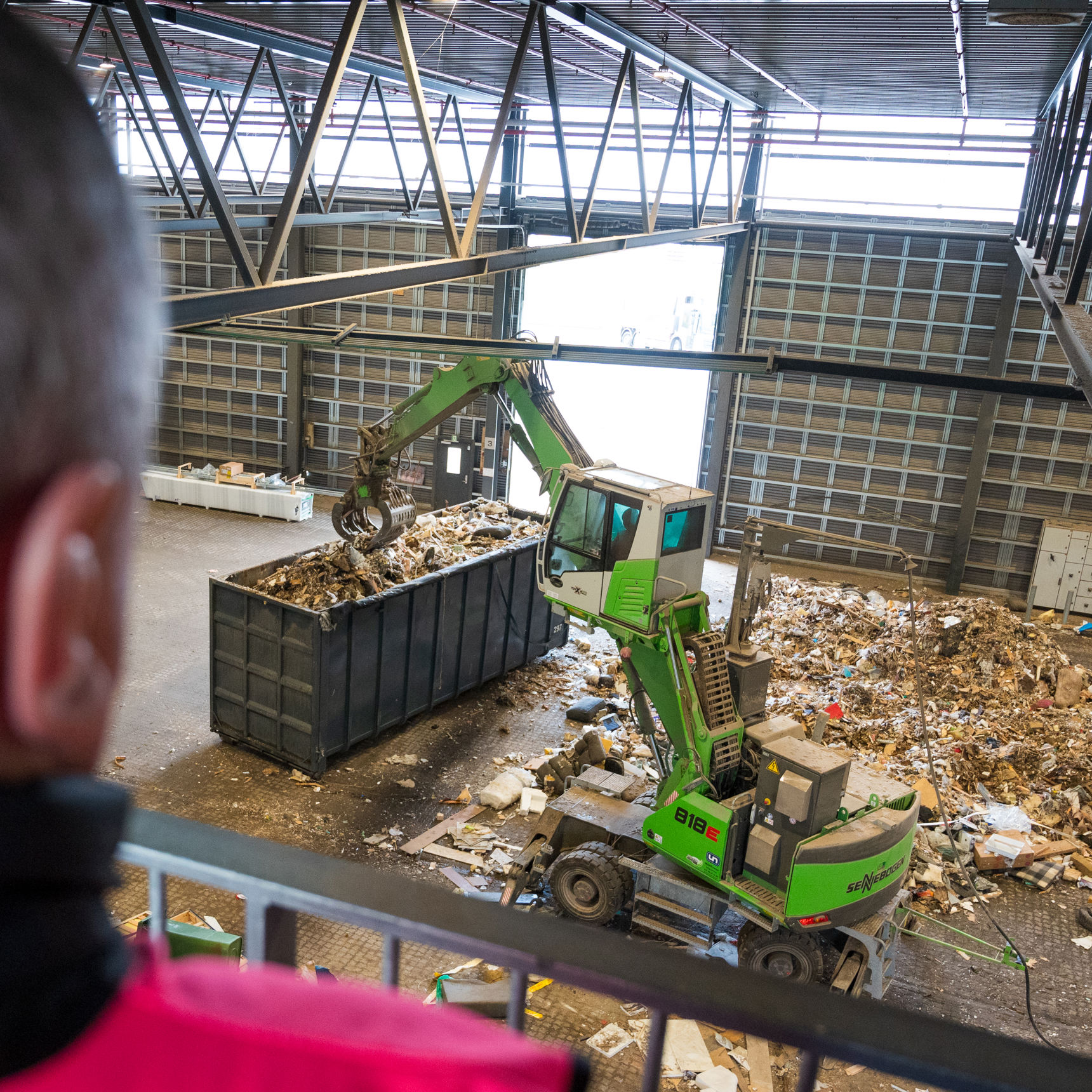 Udsigt fra en af platformene på Læringsbroen, hvor man kan se ned i en af produktionshallerne på RCV.