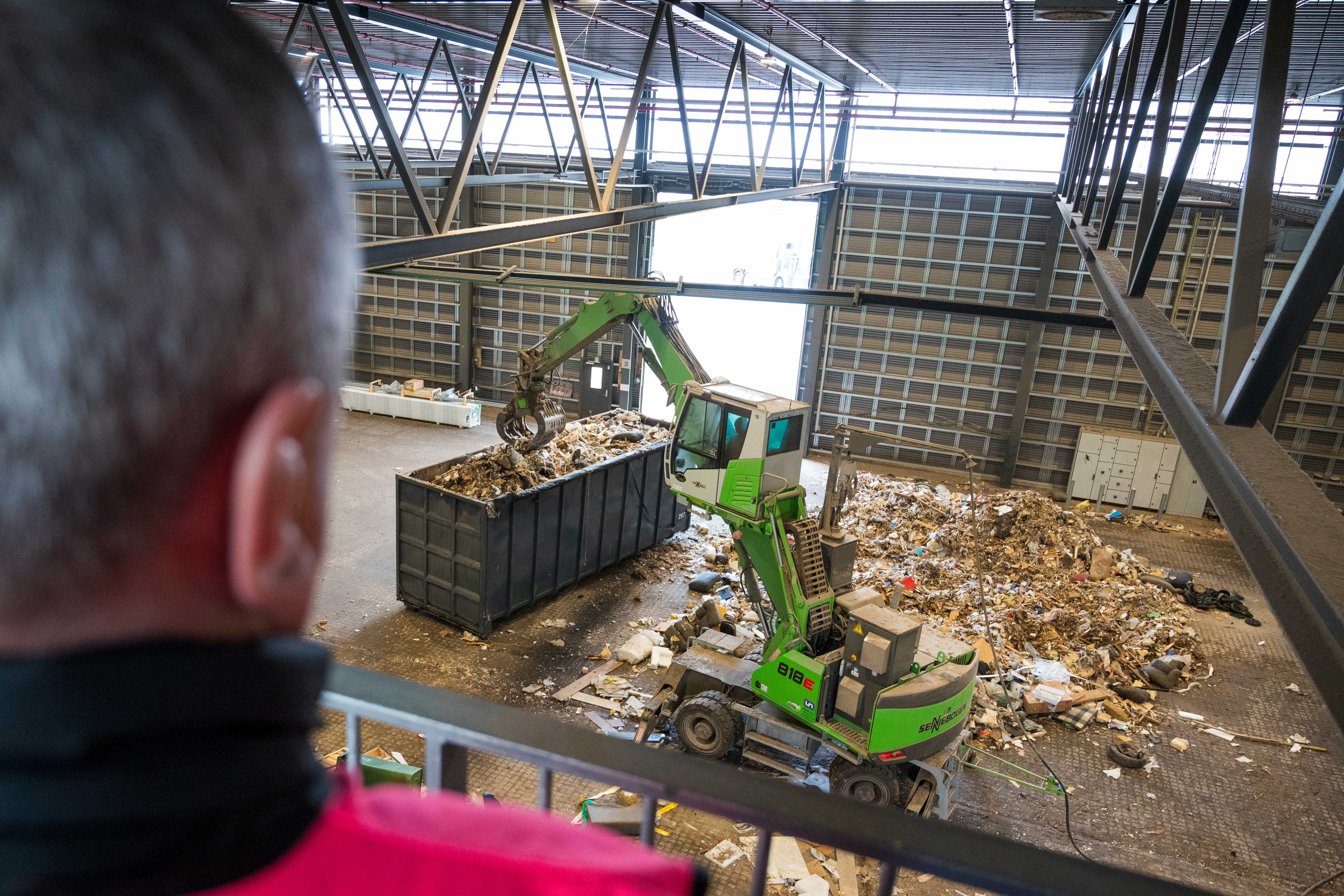 Udsigt fra en af platformene på Læringsbroen, hvor man kan se ned i en af produktionshallerne på RCV.