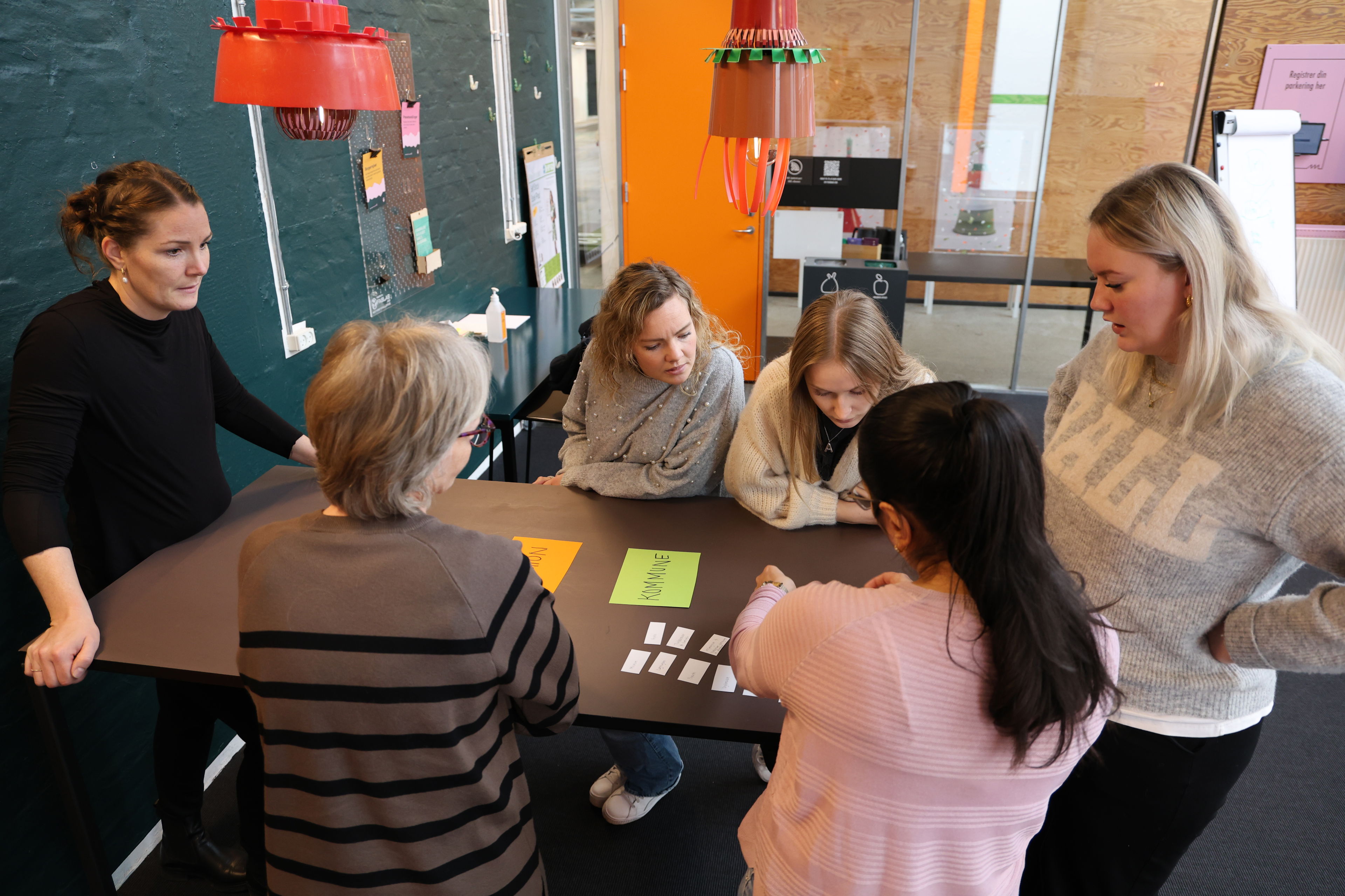 Eleverne arbejder med opgavefordelingen mellem stat, region og kommuner ved introduktionsdagen 2025 - de står ved et højbord sammen med underviser