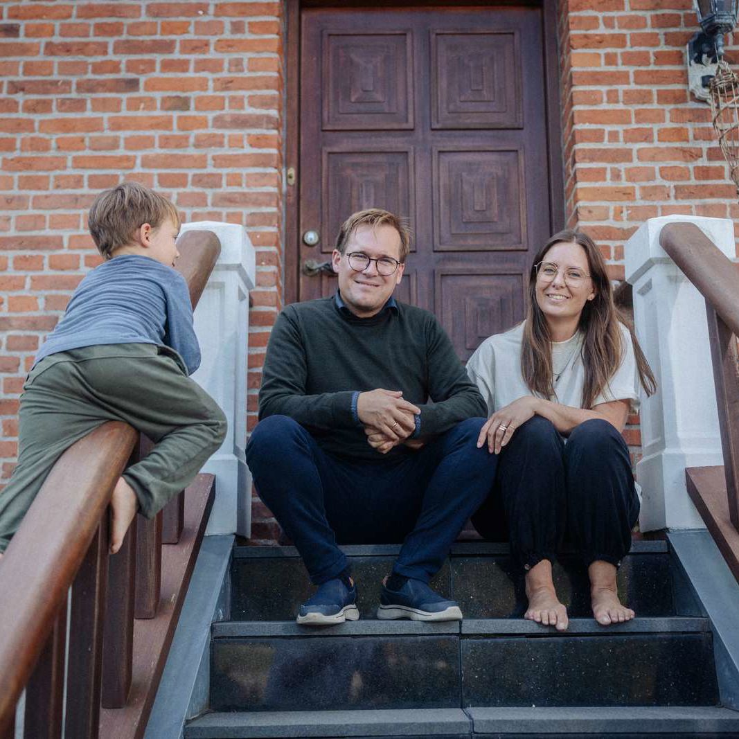 Parret sidder på trappen foran deres hoveddør.