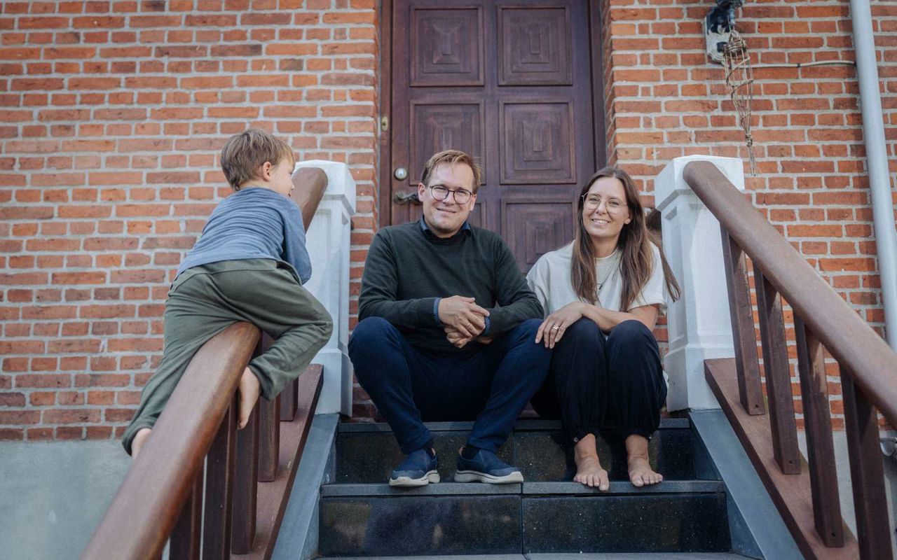 Parret sidder på trappen foran deres hoveddør.