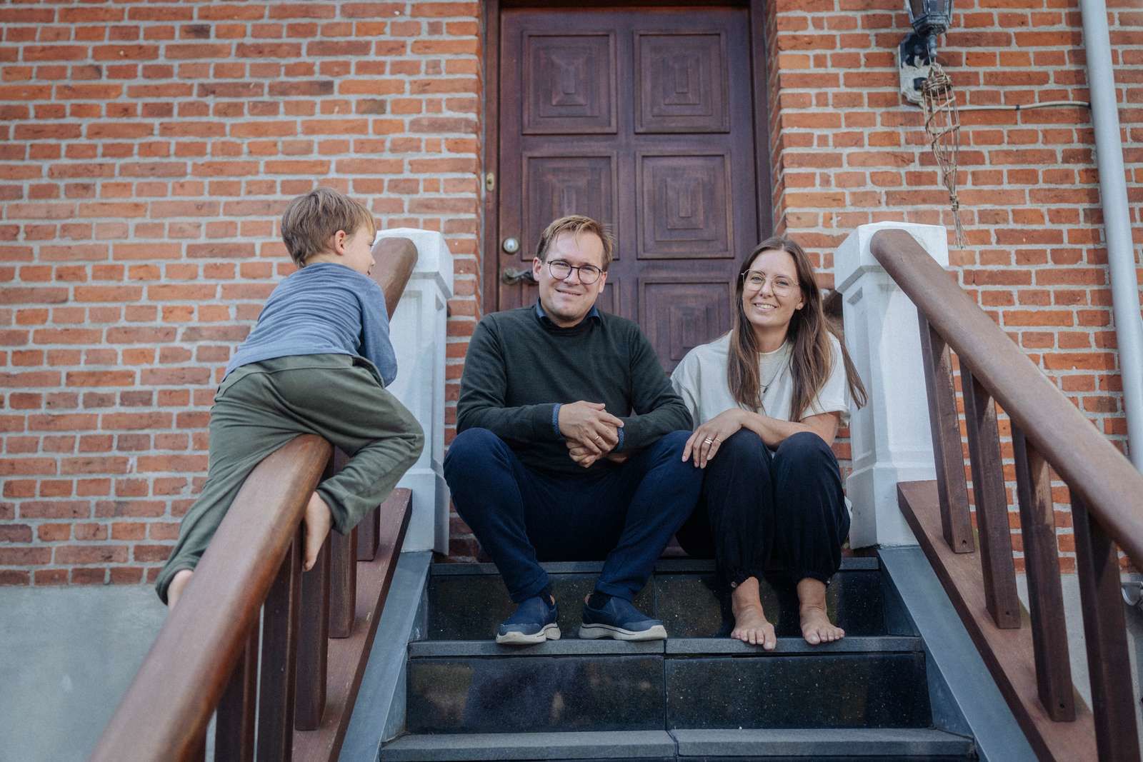 Parret sidder på trappen foran deres hoveddør.