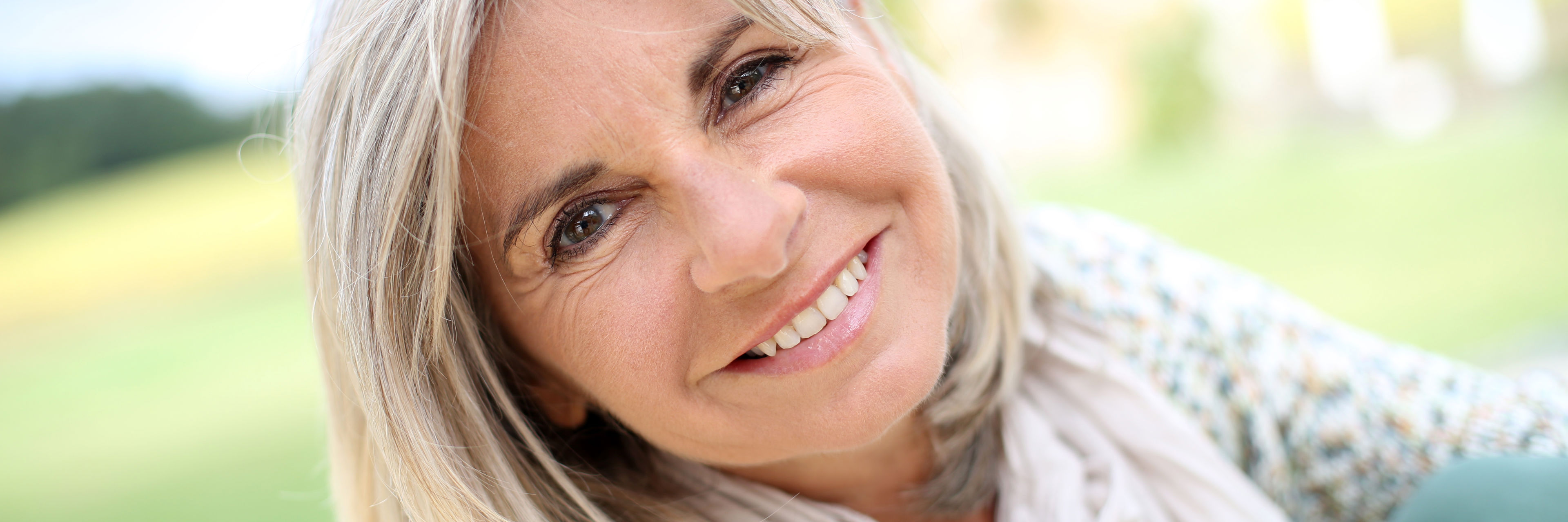 Foto af kvinde der smiler