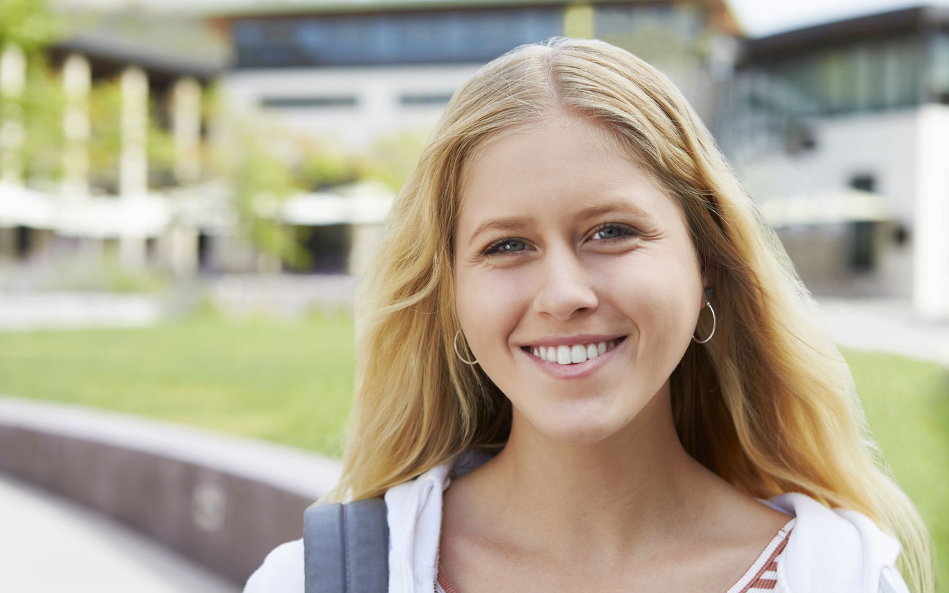 Portræt af en ung kvinde der smiler