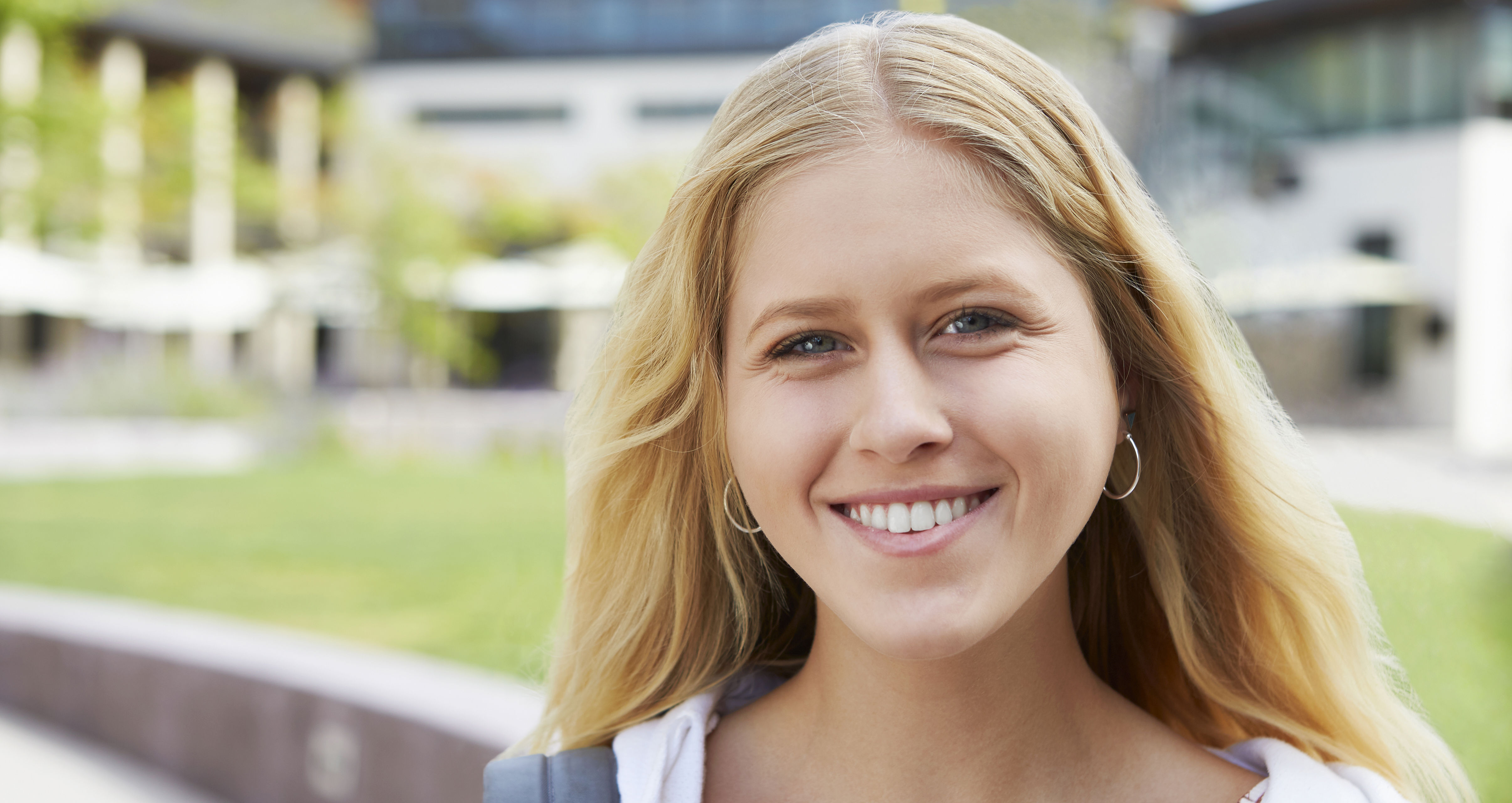 Portræt af en ung kvinde der smiler