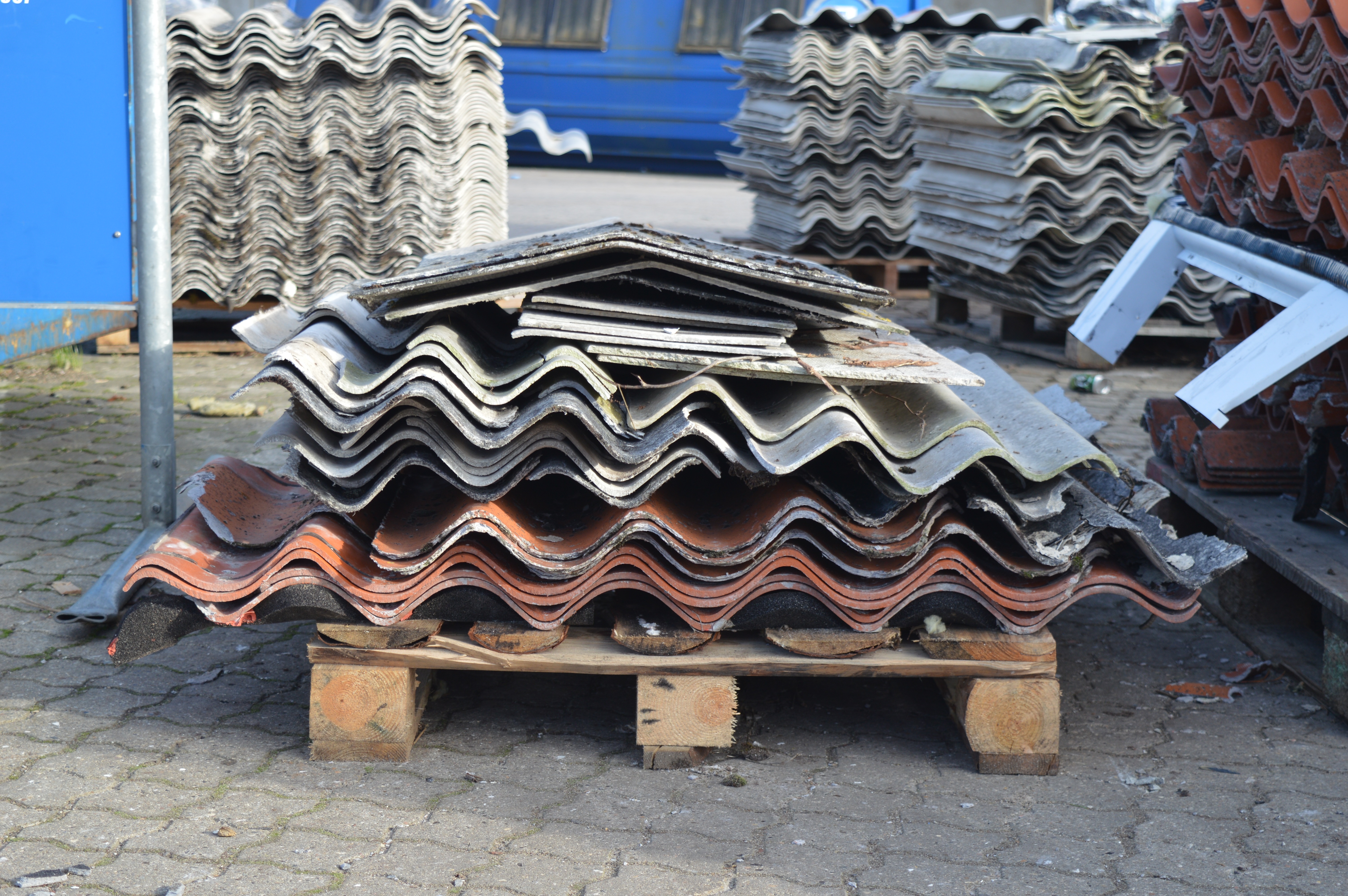 Asbestaffald på en palle.