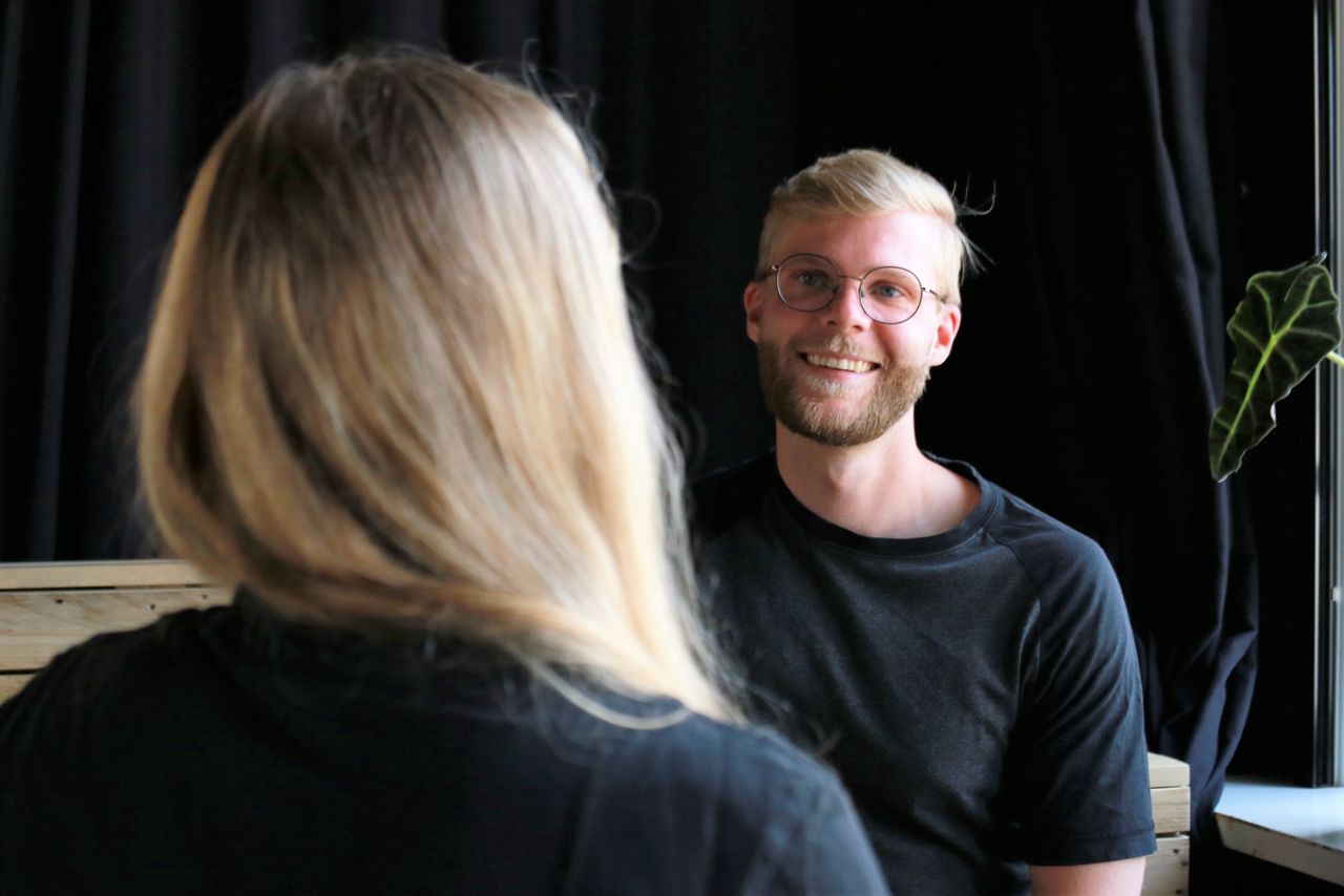 To personer i en samtale