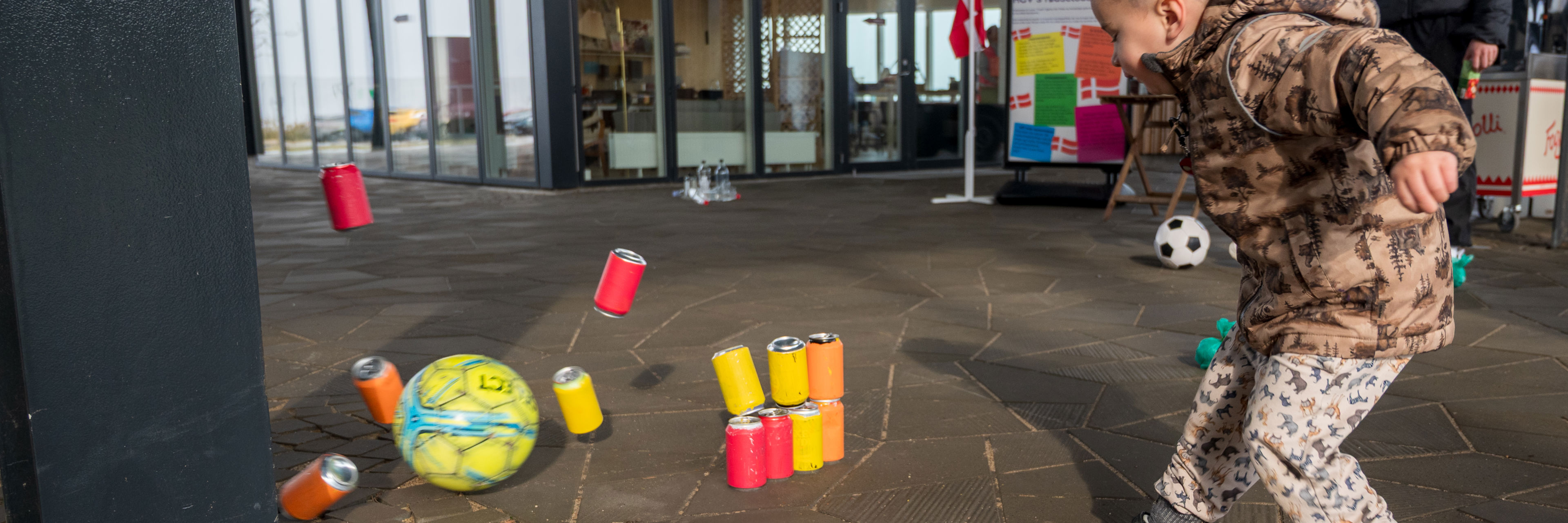 Barn skyder fodbold mod malede dåser på Torvet ved RessourceCenter Vejle i forbindelsen med fejringen af RCV's 2-års fødselsdag-