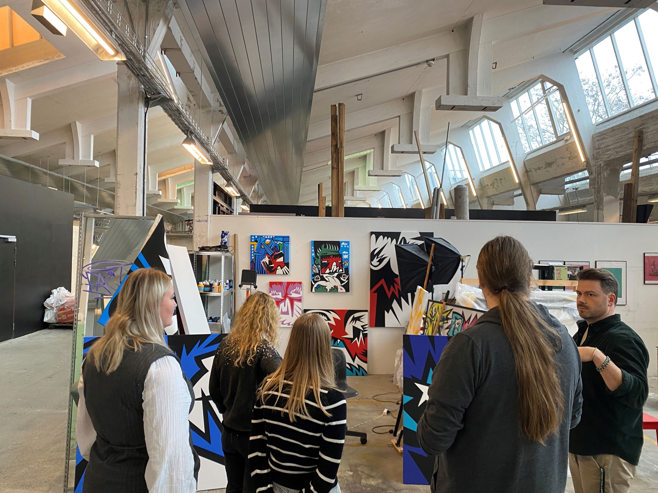 Fra introduktionsbesøget 2025 - rundvisning i Spinderihallerne, hvor eleverne studerer en billedudstilling