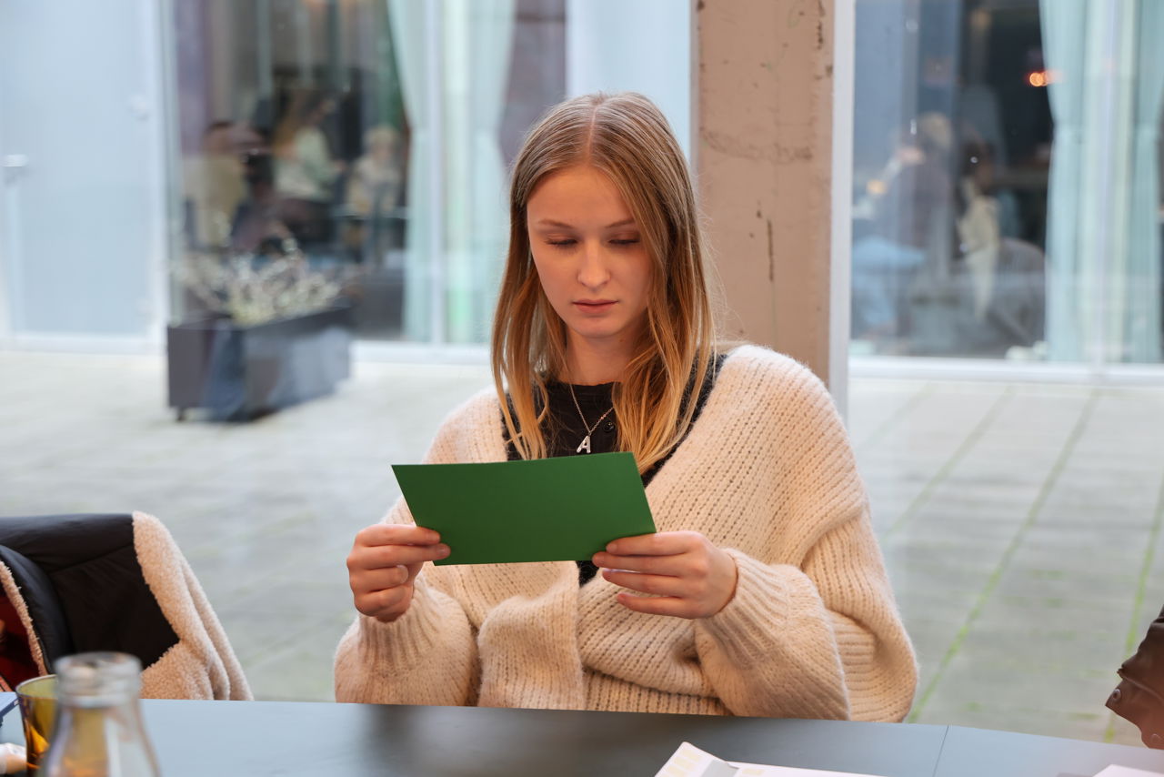 En af eleverne svarer på spørgsmål fra oplæg om jura og personalepolitik ved bordet