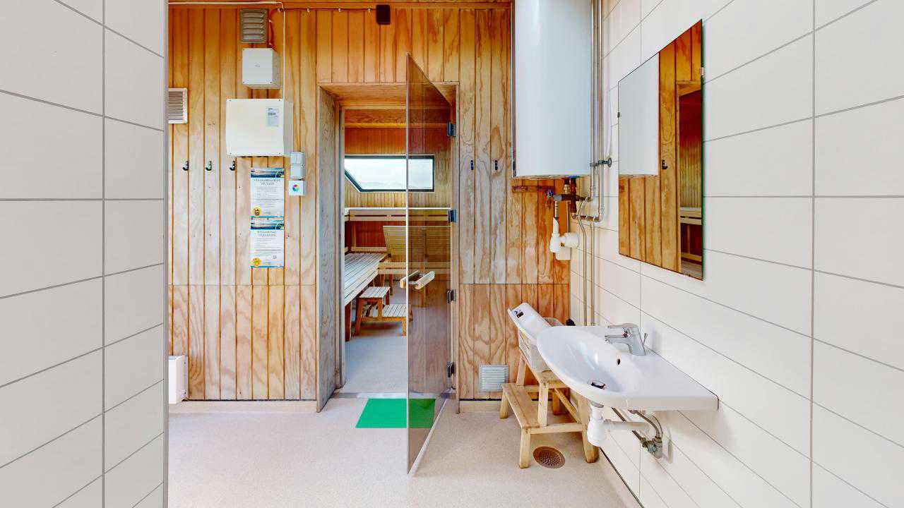 Selve saunadelen adskilt af glasdør til badefaciliteter