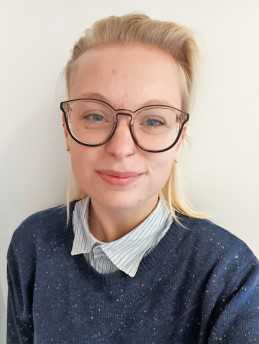 Portræt af Mia der er frivillig i Ungeuniverset