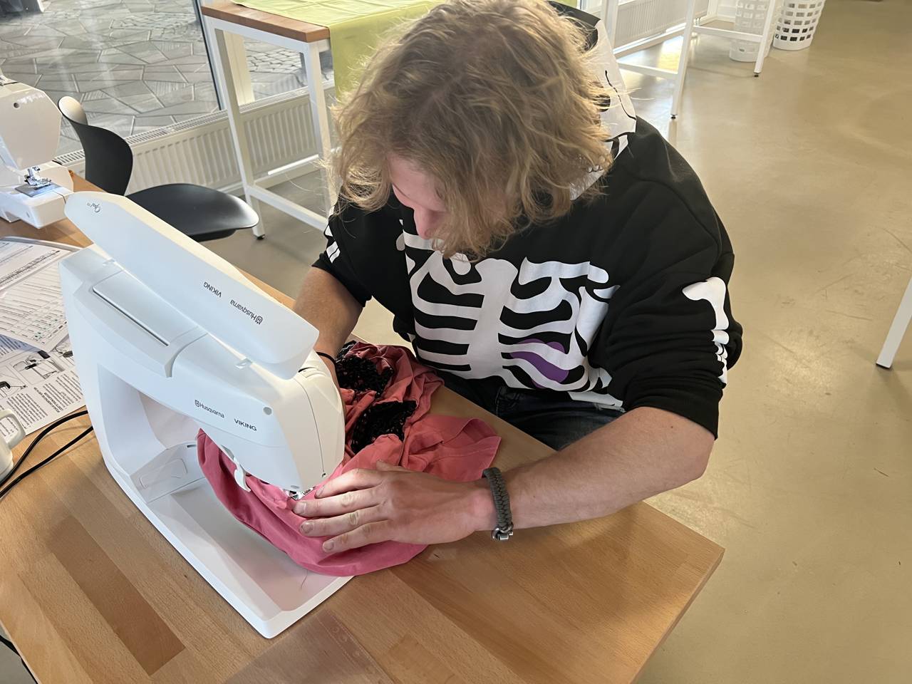 Ung mand arbejder ved symaskine i Laboratoriet på RCV.