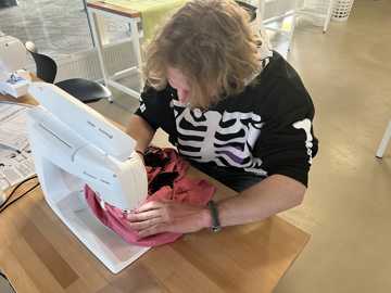 Ung mand arbejder ved symaskine i Laboratoriet på RCV.