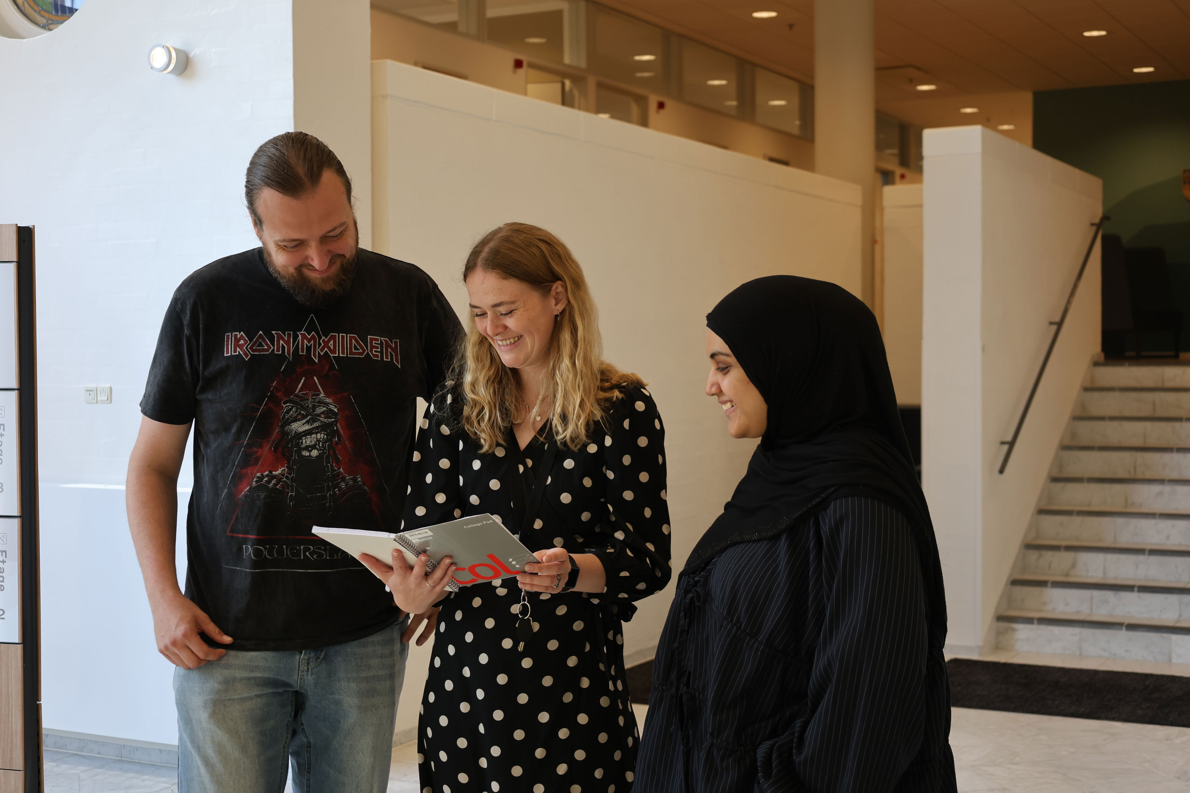 3 kontorelever stående i Vejle Kommunes forhal