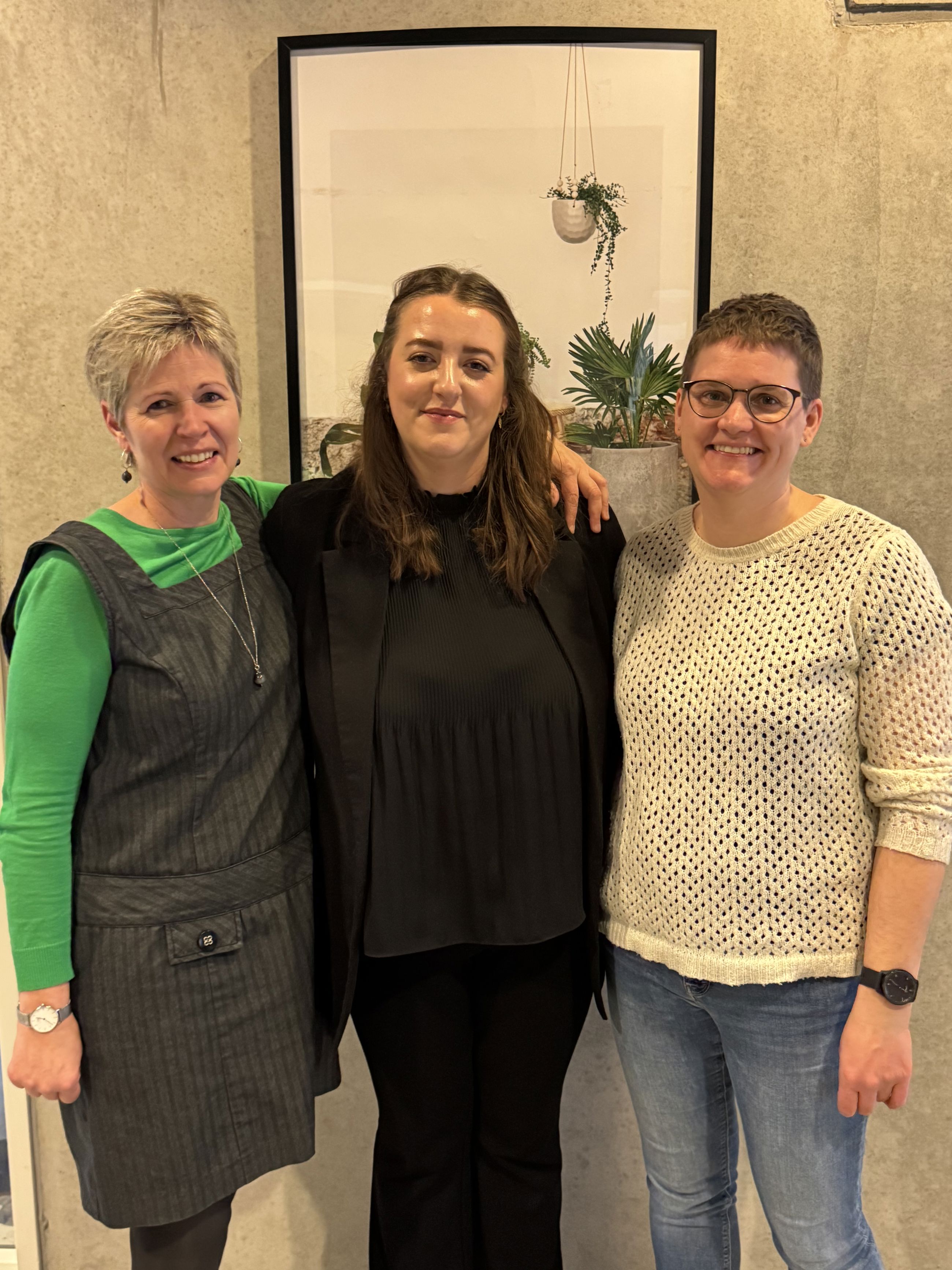 1 elev og hendes vejledere efter bestået fagprøveeksamen